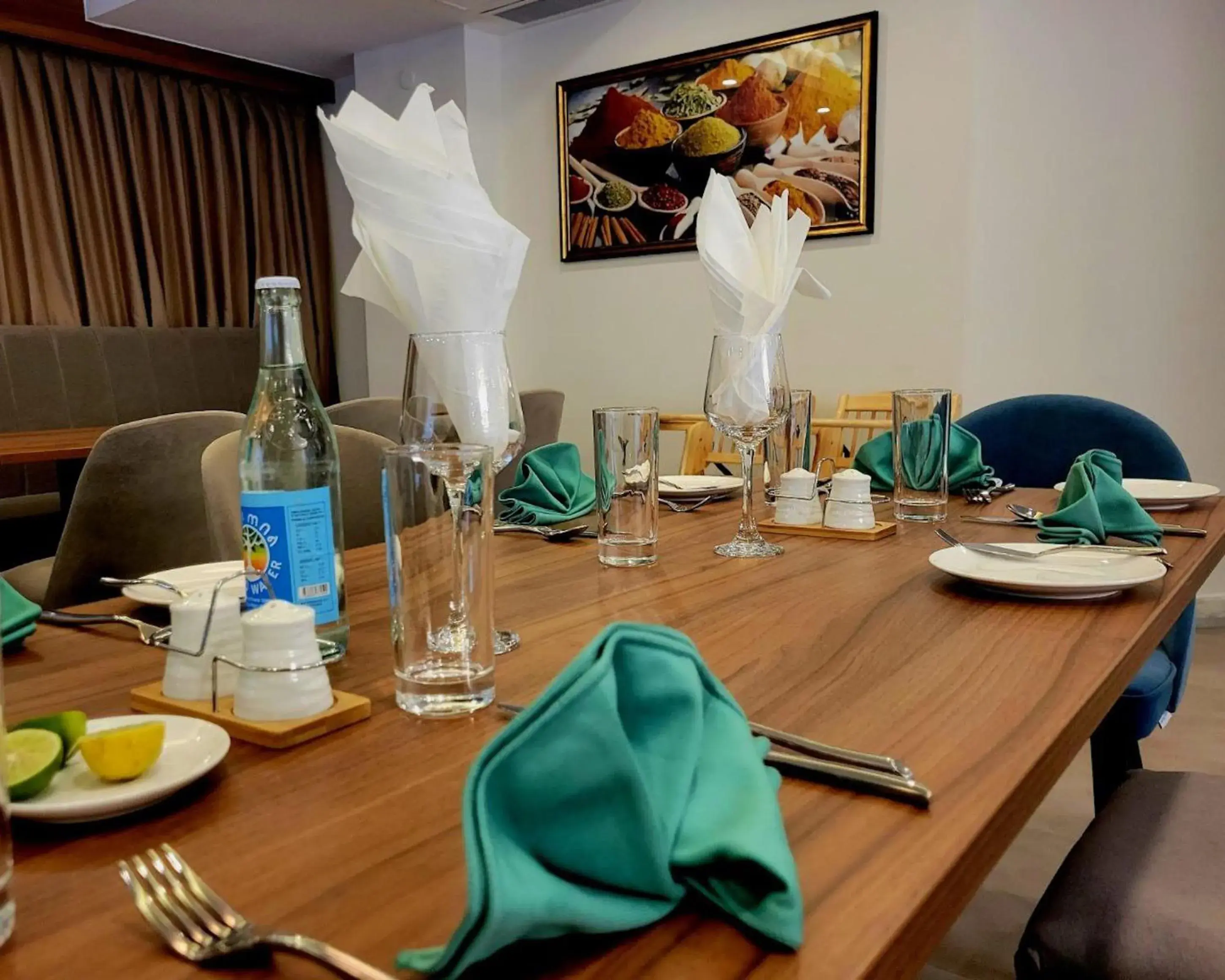 Restaurant/places to eat in TH BonRoyal Hotel Restaurant/places to eat in TH BonRoyal Hotel