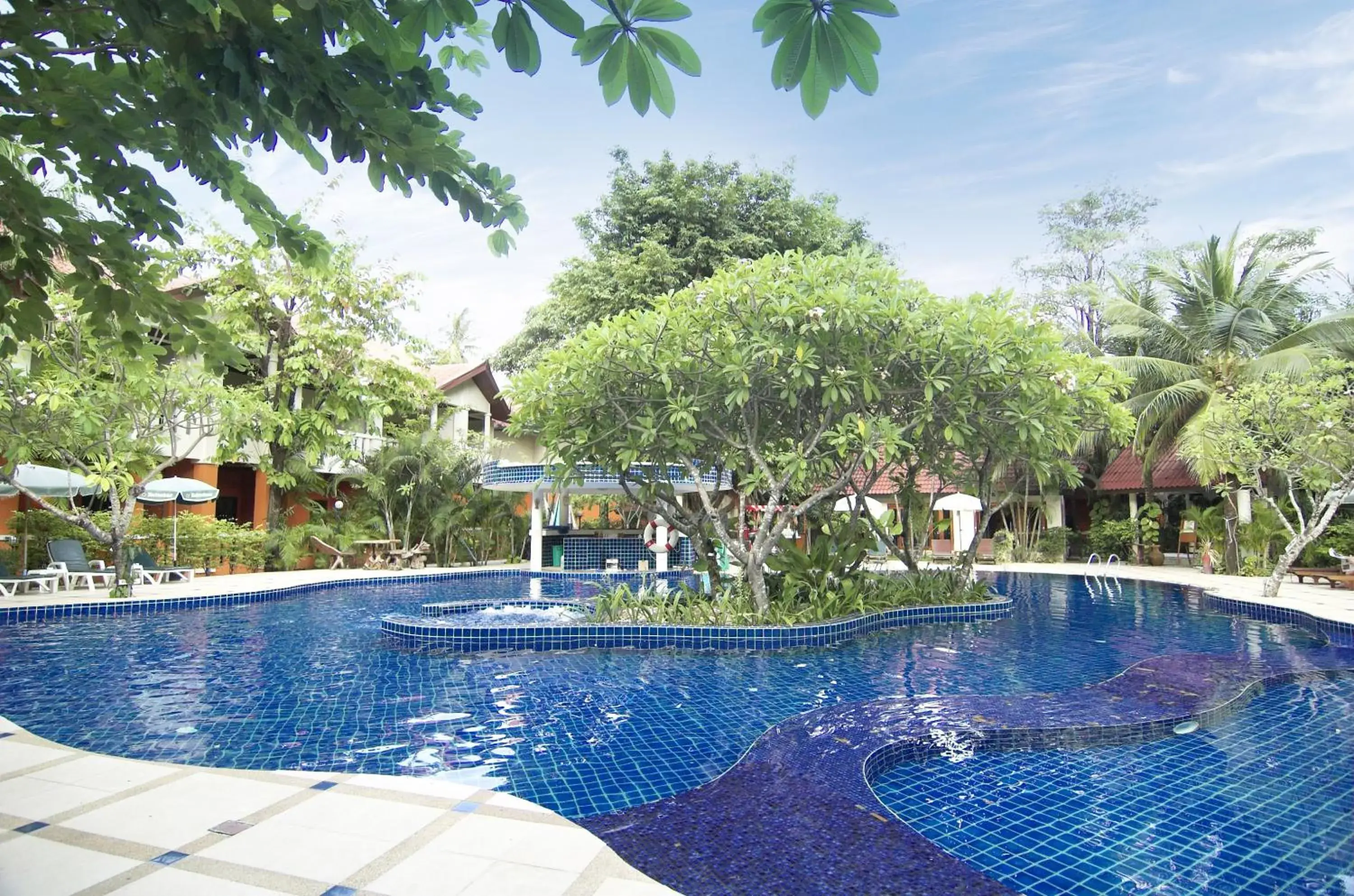 Swimming pool in Phuket Leelavadee Hua Ting Resort Swimming pool in Phuket Leelavadee Hua Ting Resort