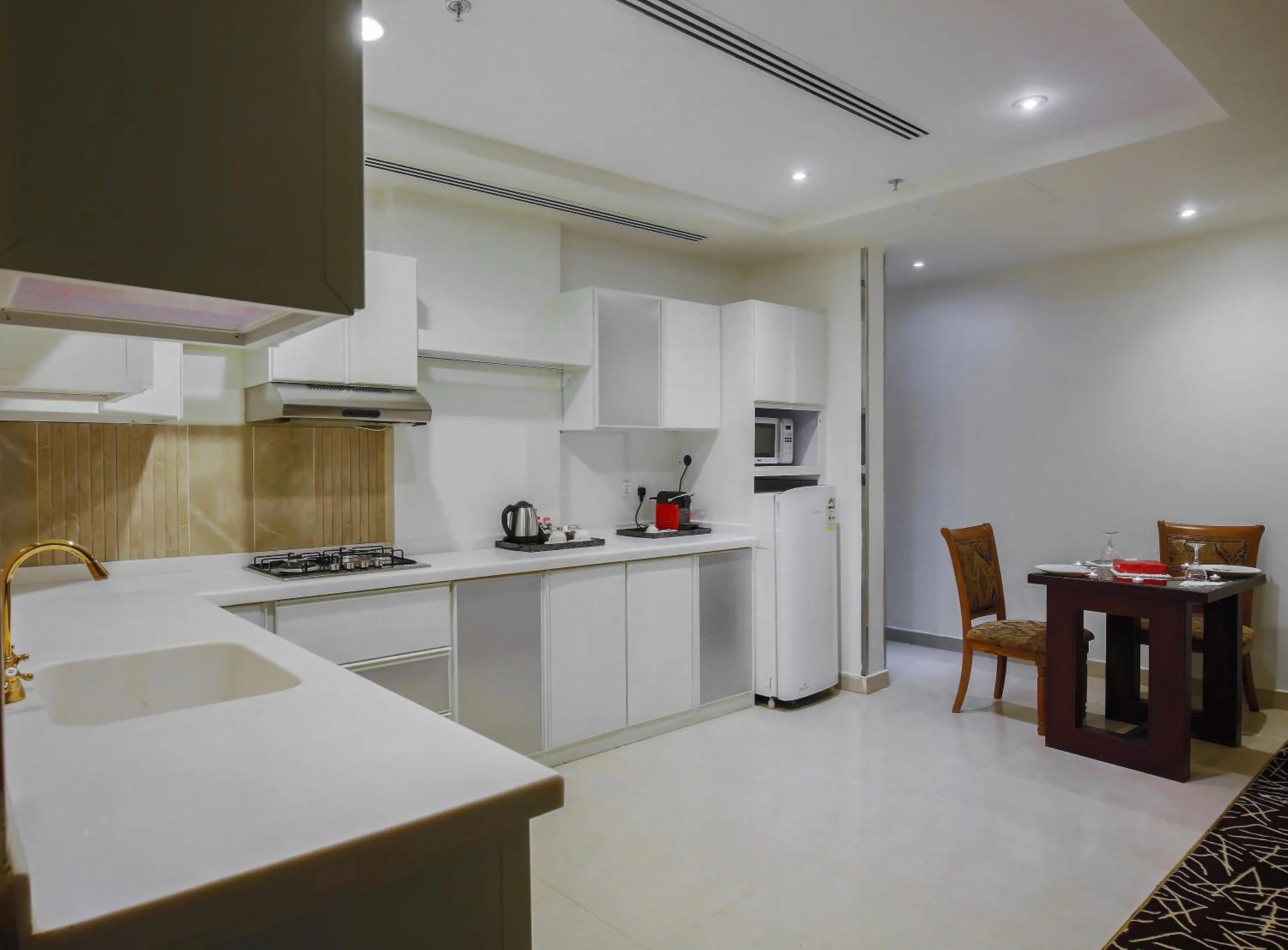 Kitchen or kitchenette in Rest Night Serviced Apartments- AlHamra