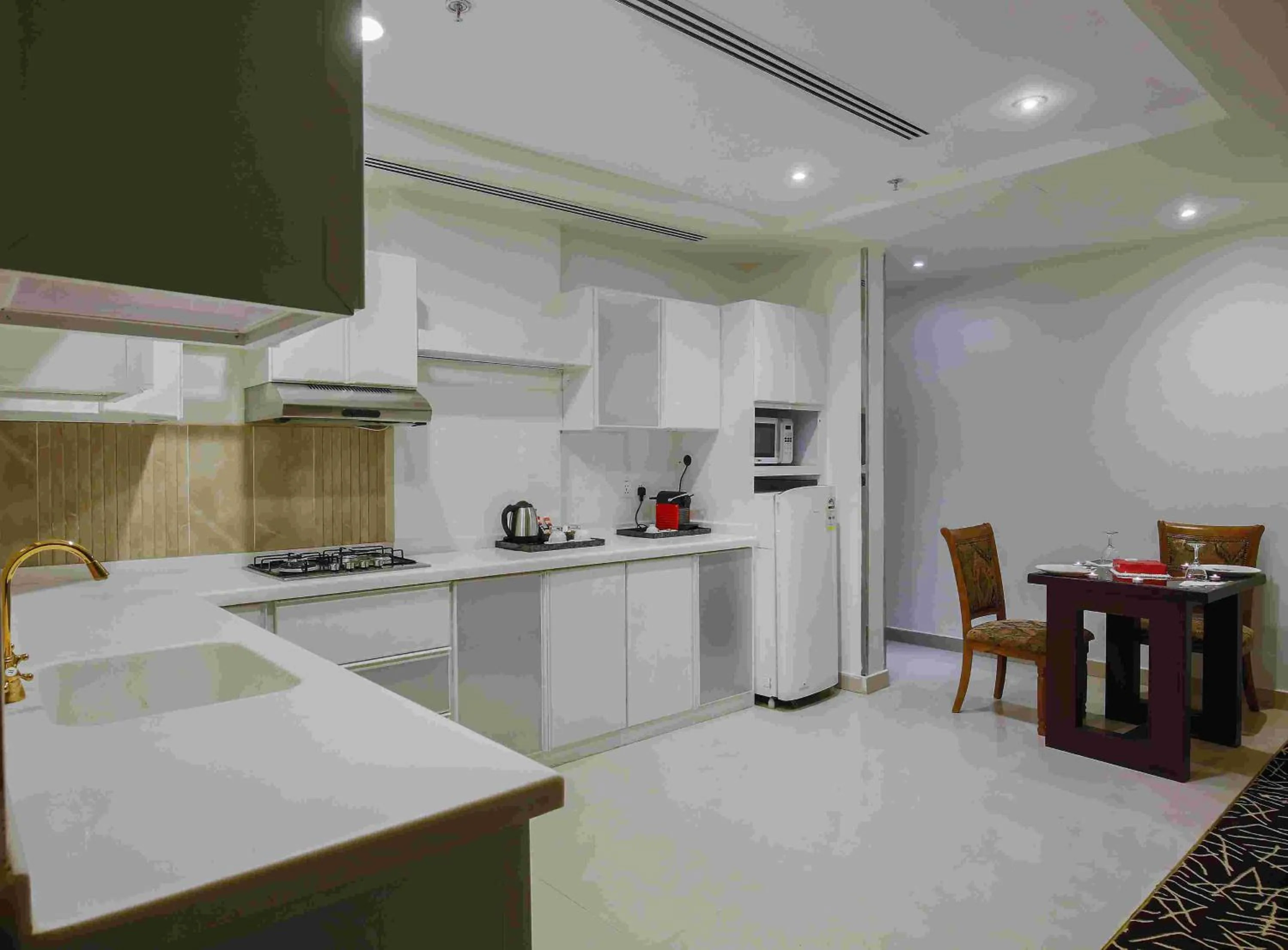 Kitchen or kitchenette in Rest Night Serviced Apartments- AlHamra