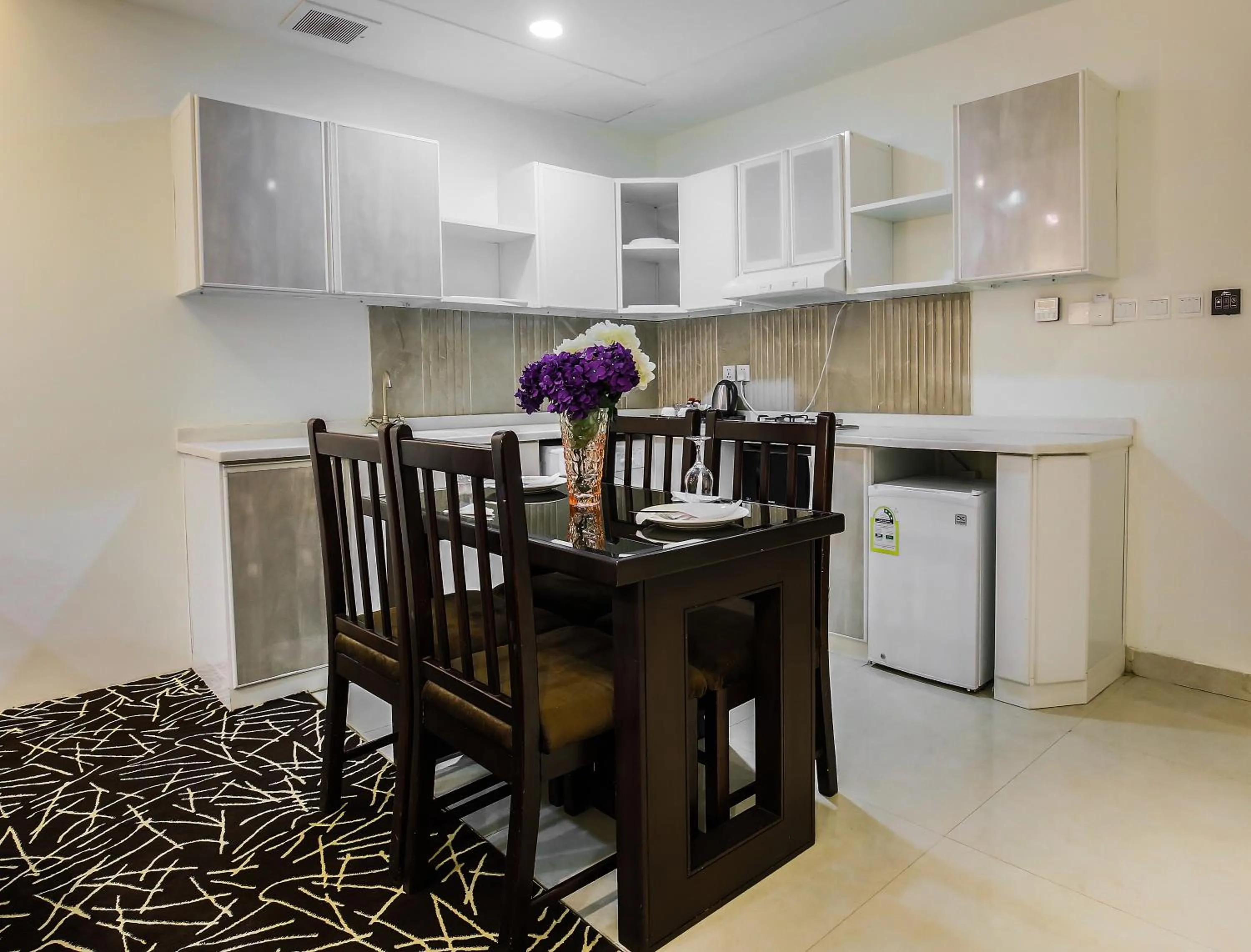 Kitchen or kitchenette in Rest Night Serviced Apartments- AlHamra