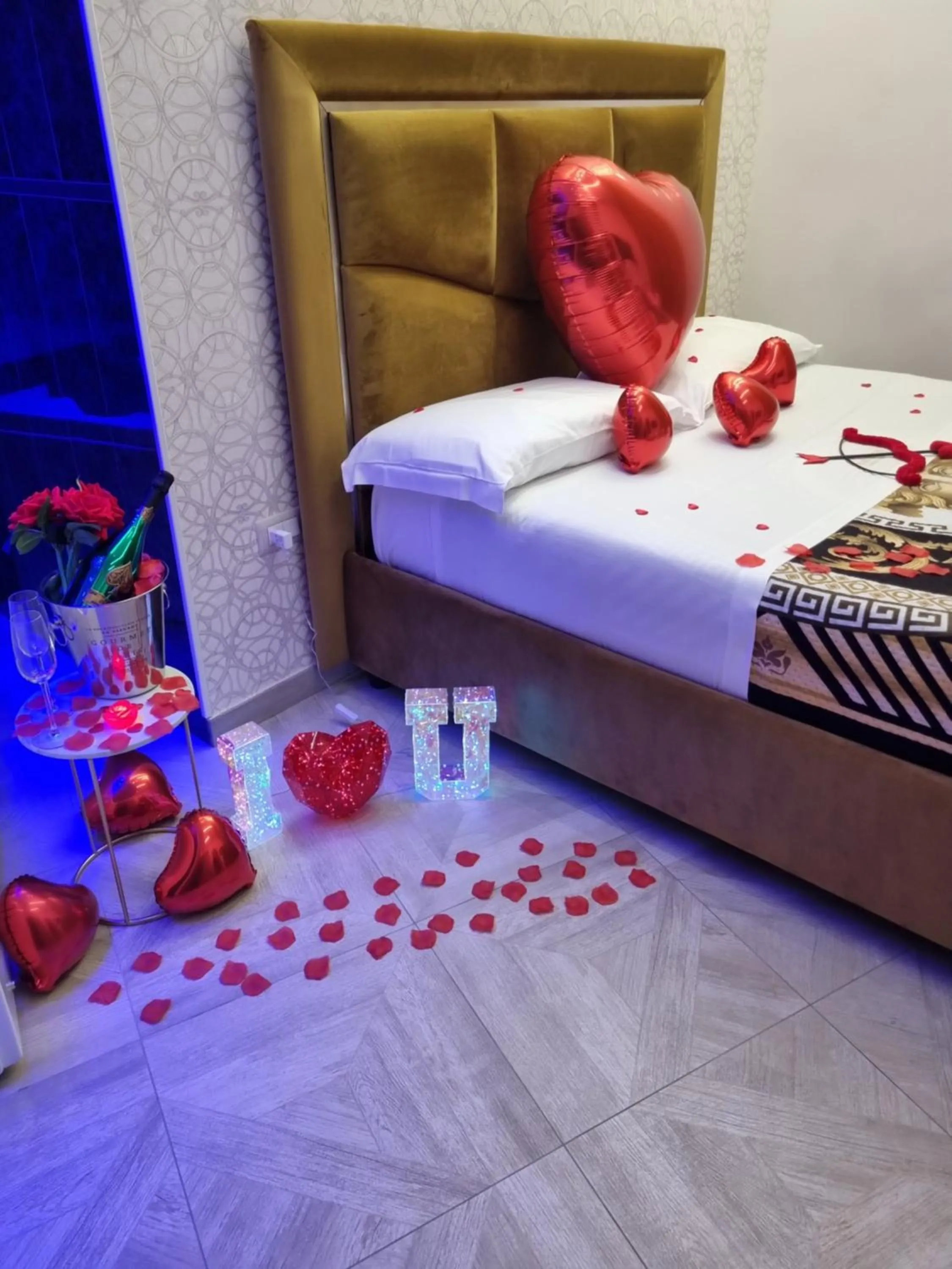 Bed in Twin Towers Naples Luxury