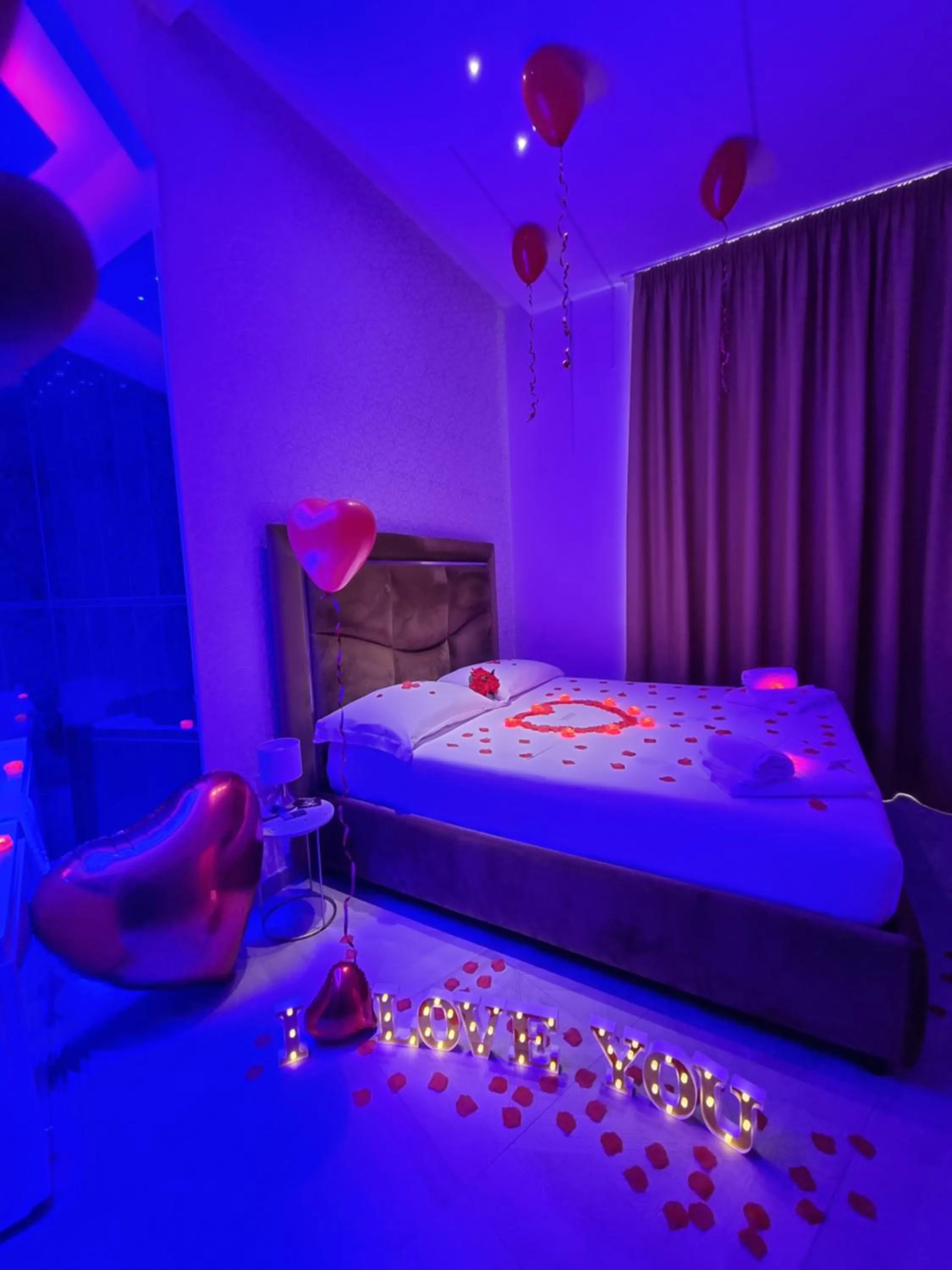 Bed in Twin Towers Naples Luxury