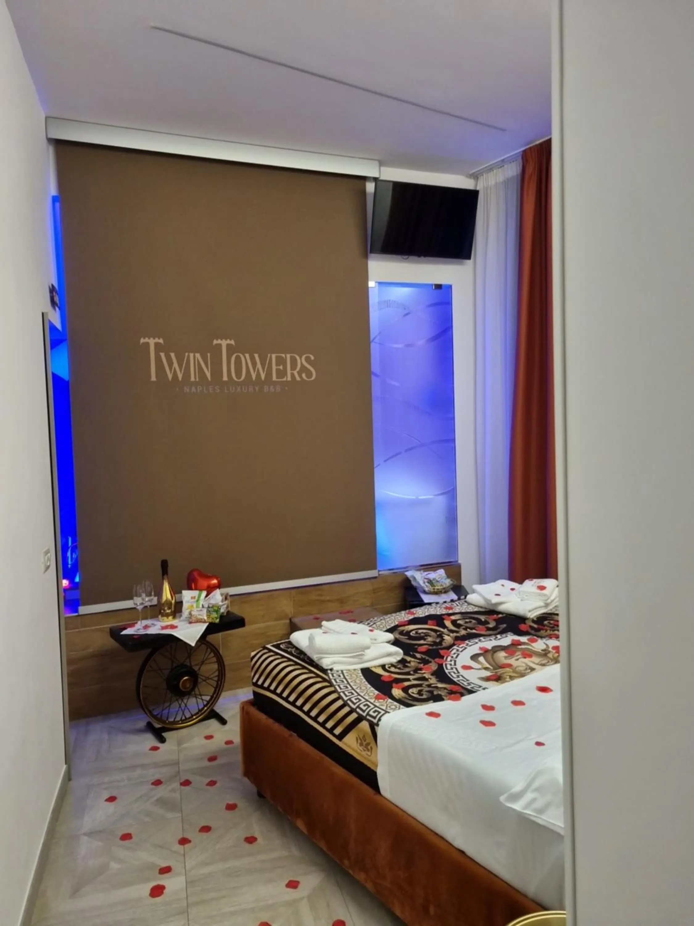 Bed in Twin Towers Naples Luxury