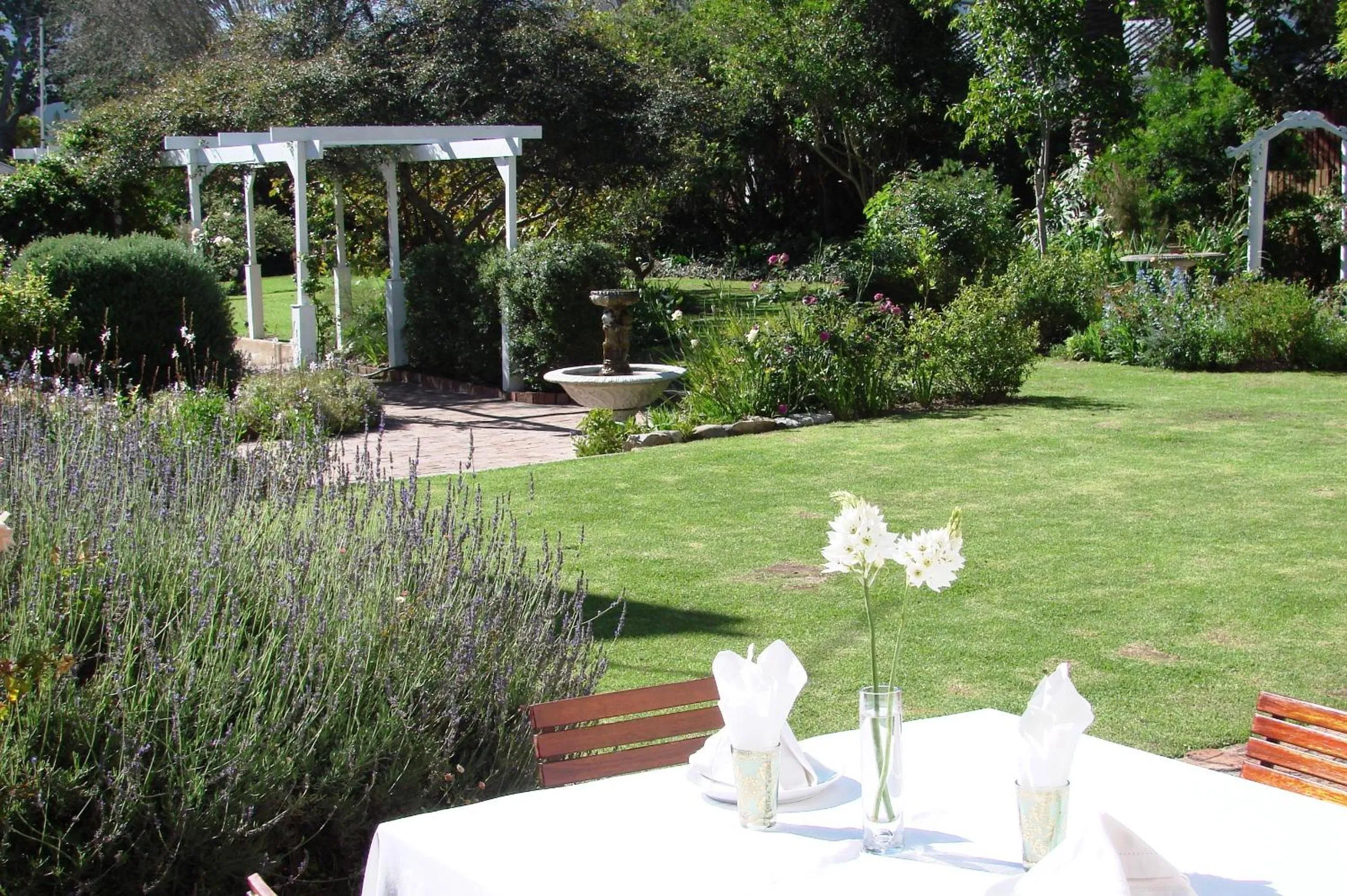 Garden in Die Waenhuis Guest House