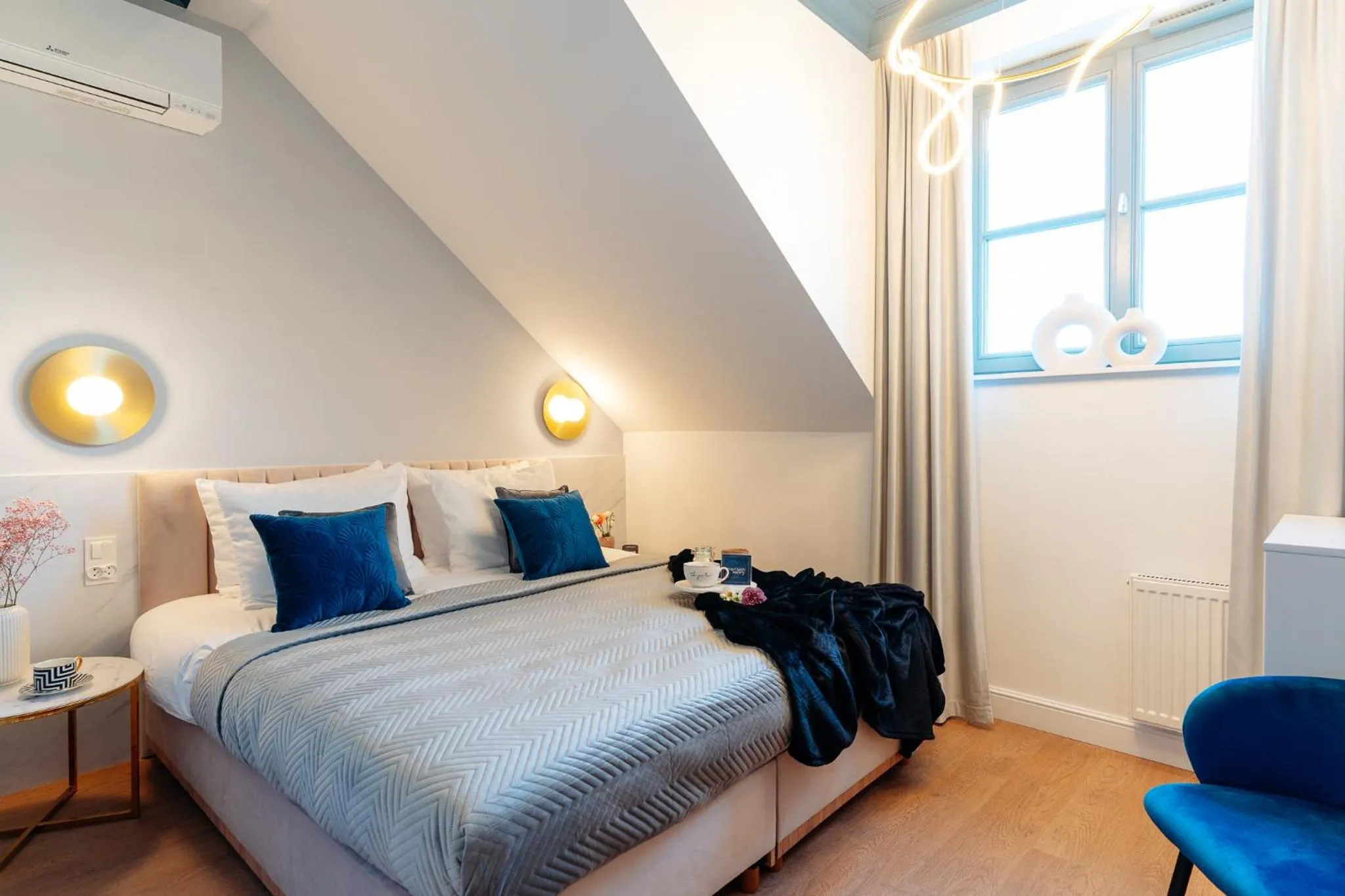 Photo of the whole room, Bed in Warsaw Story - LoftAffair Collection