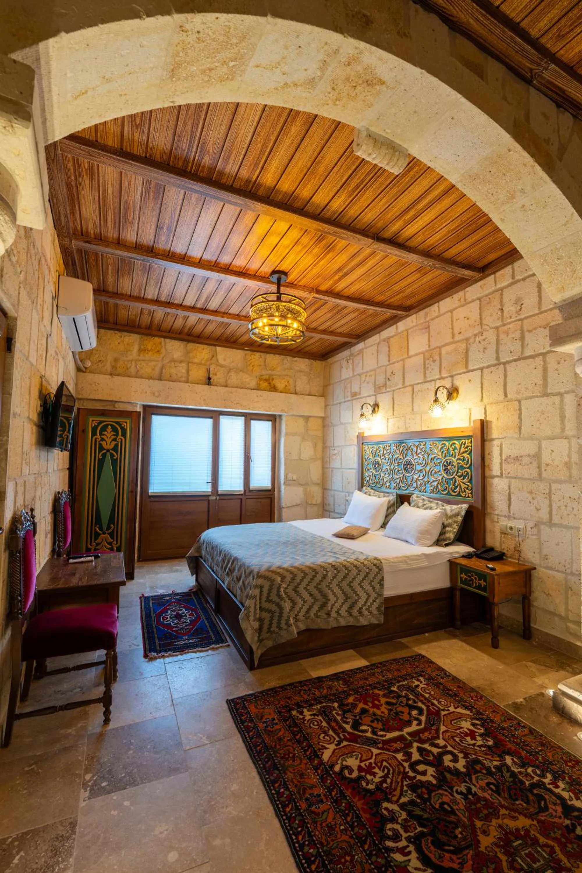 Photo of the whole room, Bed in Cappadocia Sweet Cave