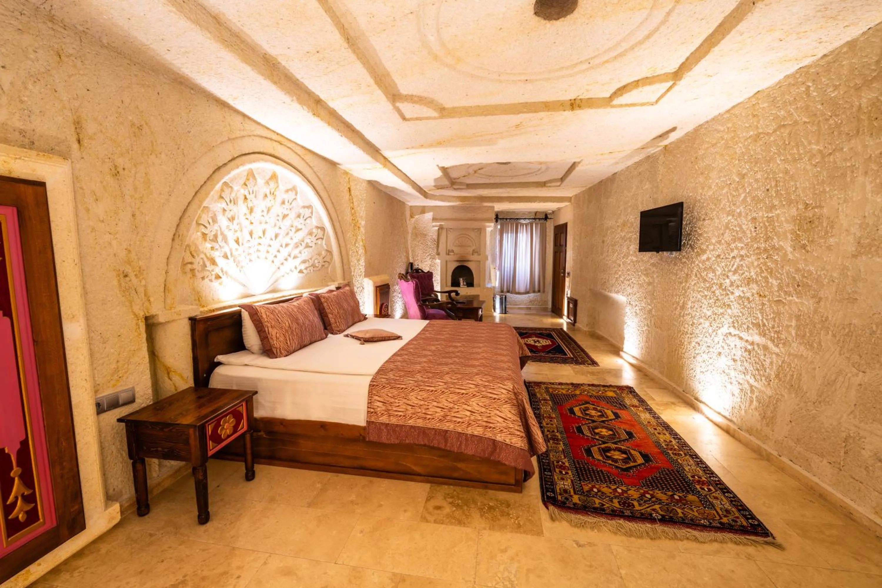 Photo of the whole room, Bed in Cappadocia Sweet Cave