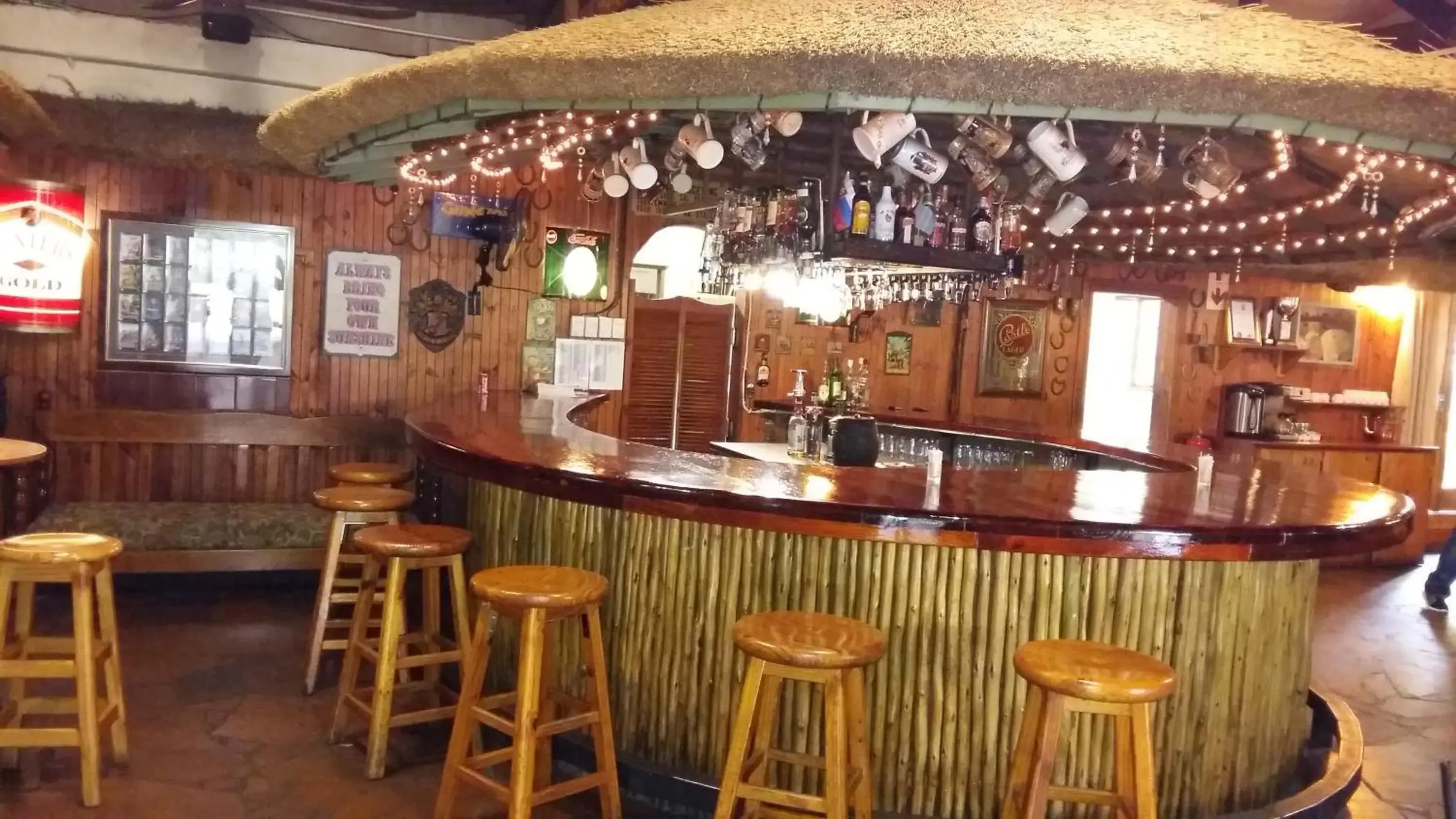 Lounge or bar in Ascot Inn Lounge or bar in Ascot Inn