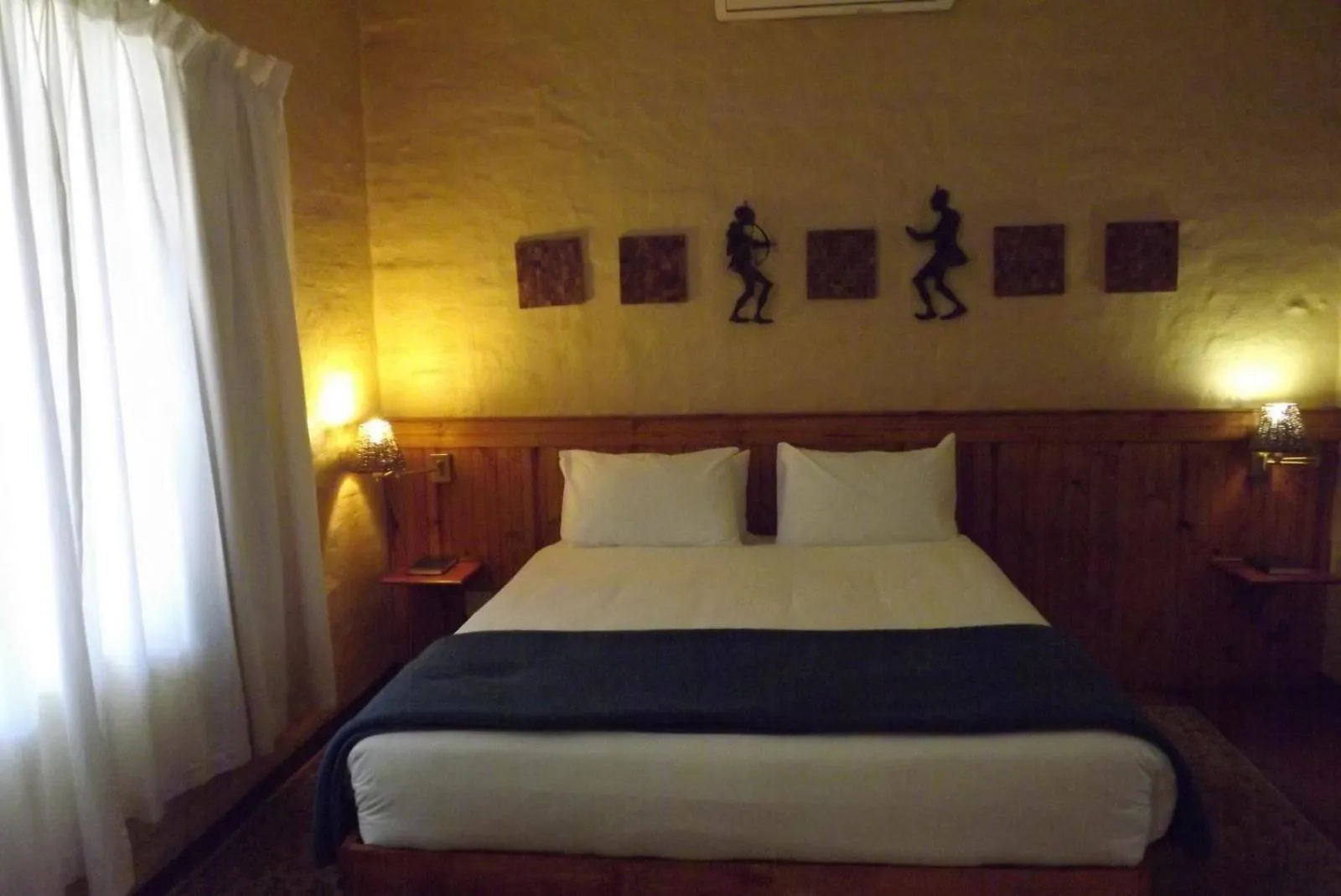 Photo of the whole room, Bed in Ascot Inn