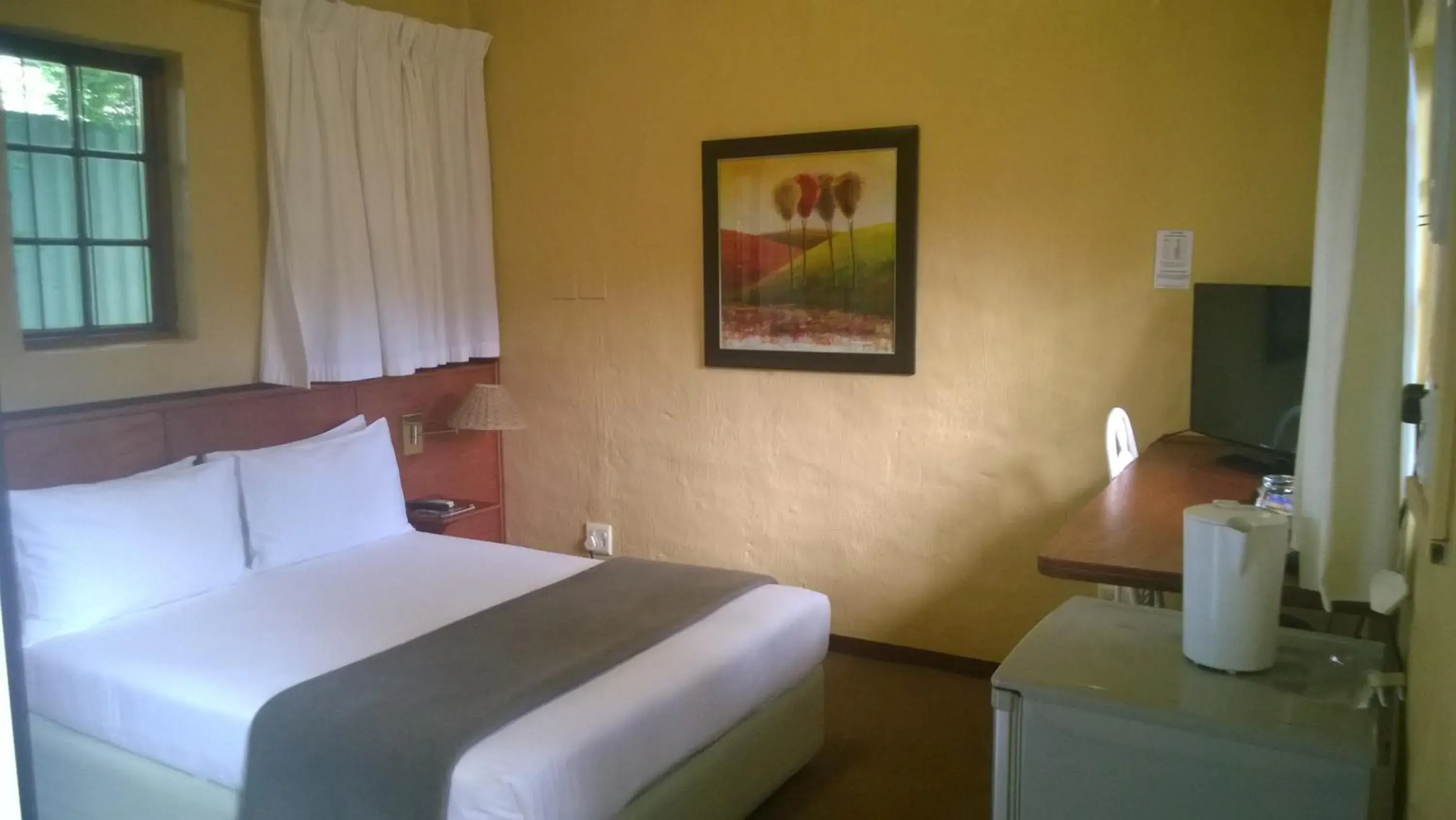 Photo of the whole room, Bed in Ascot Inn Photo of the whole room, Bed in Ascot Inn