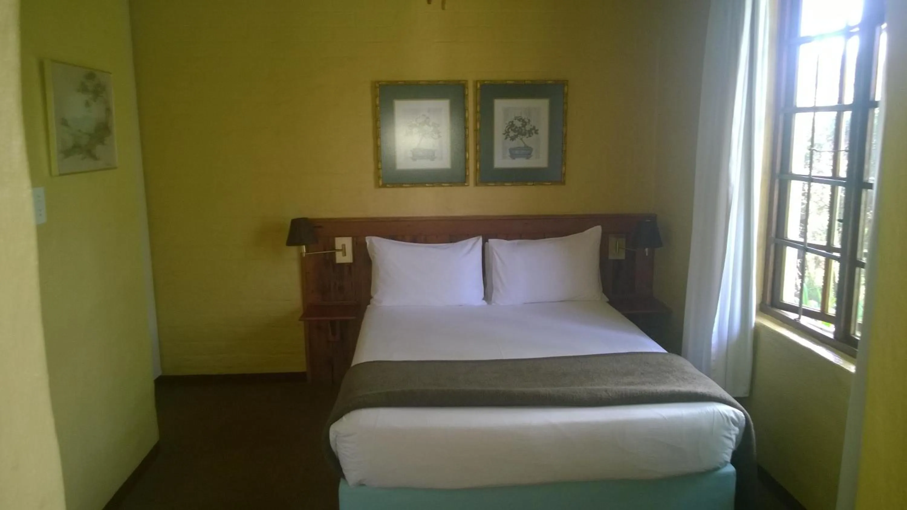 Photo of the whole room, Bed in Ascot Inn