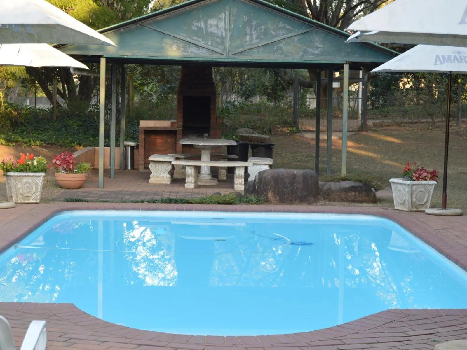 Swimming pool in Ascot Inn