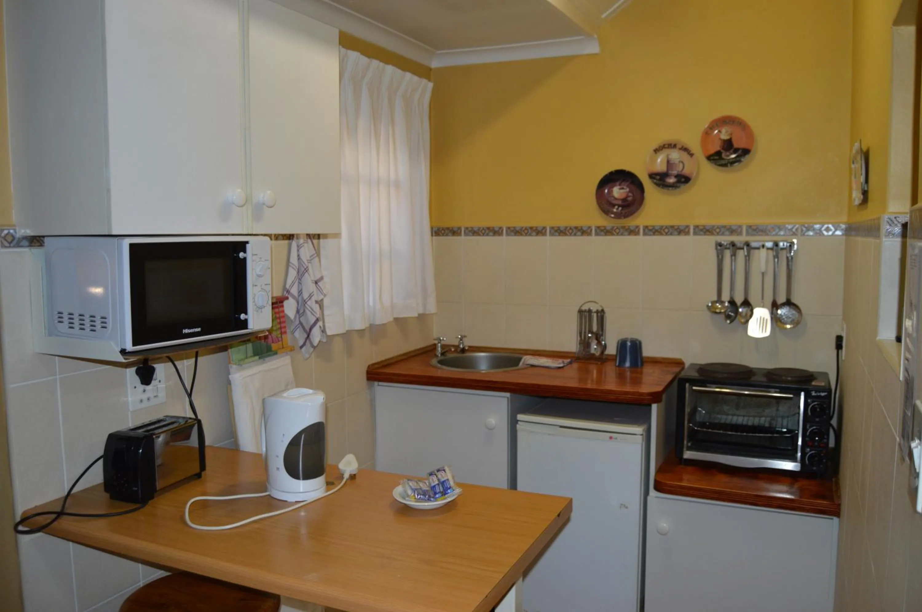 Kitchen or kitchenette in Ascot Inn