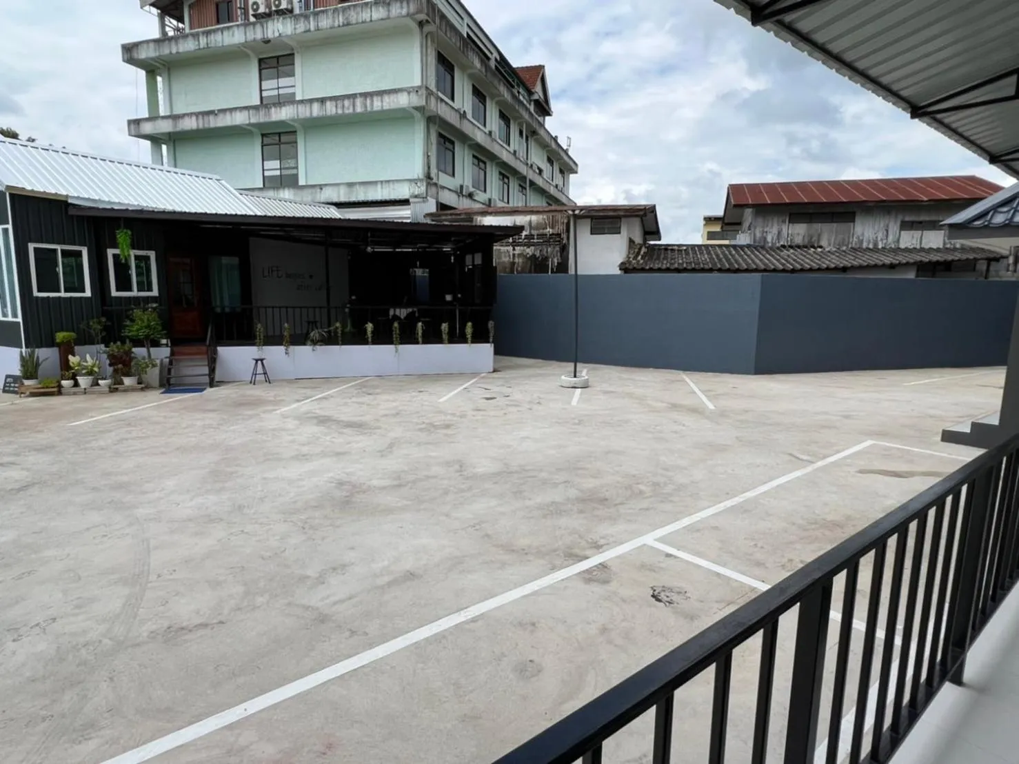 Parking in see-on place/สีอ่อนเพลส