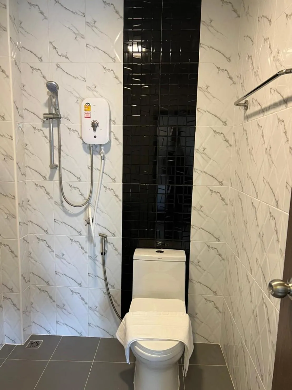 Shower in see-on place/สีอ่อนเพลส