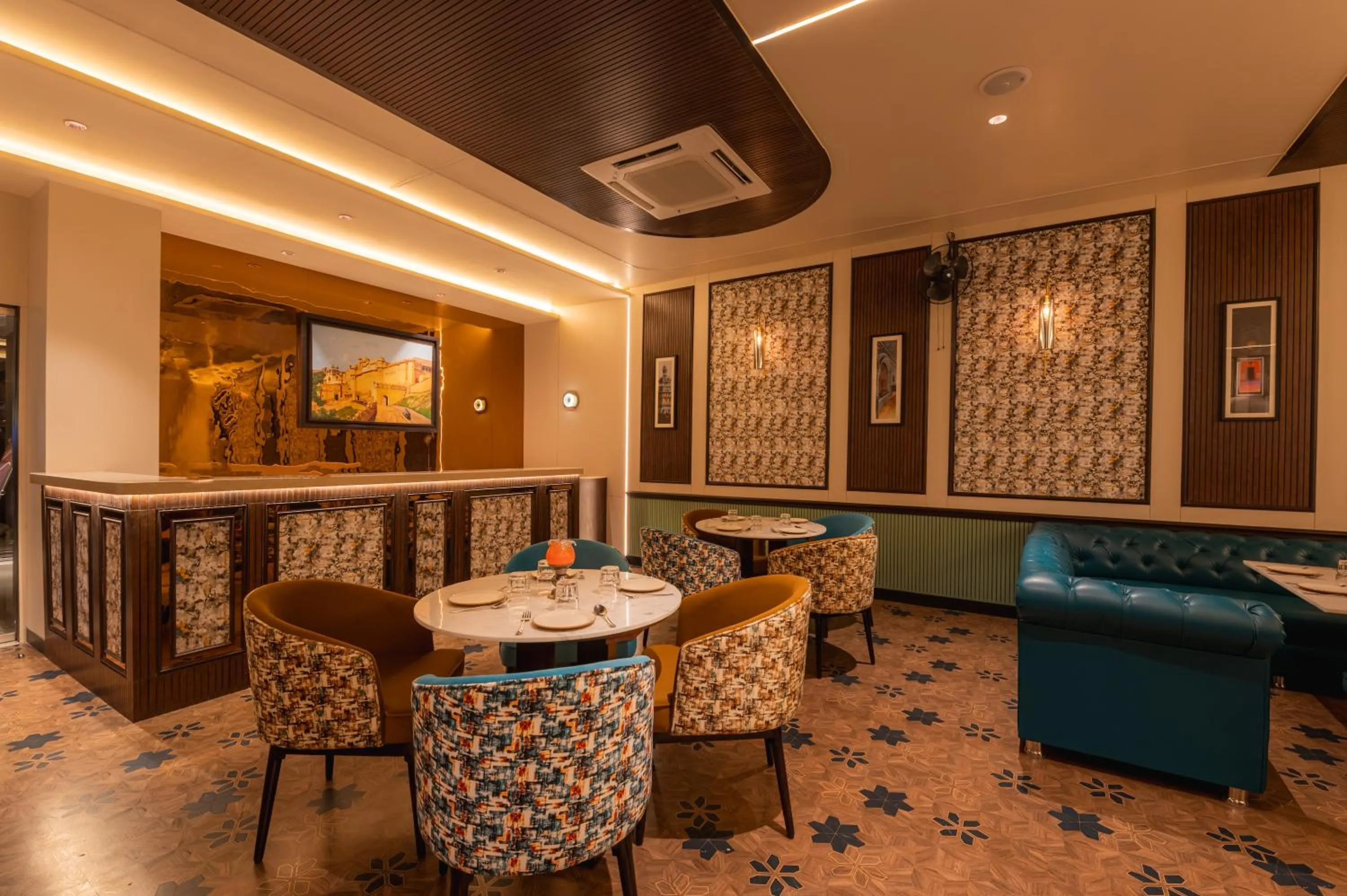 Restaurant/places to eat in Hotel Prime Safari