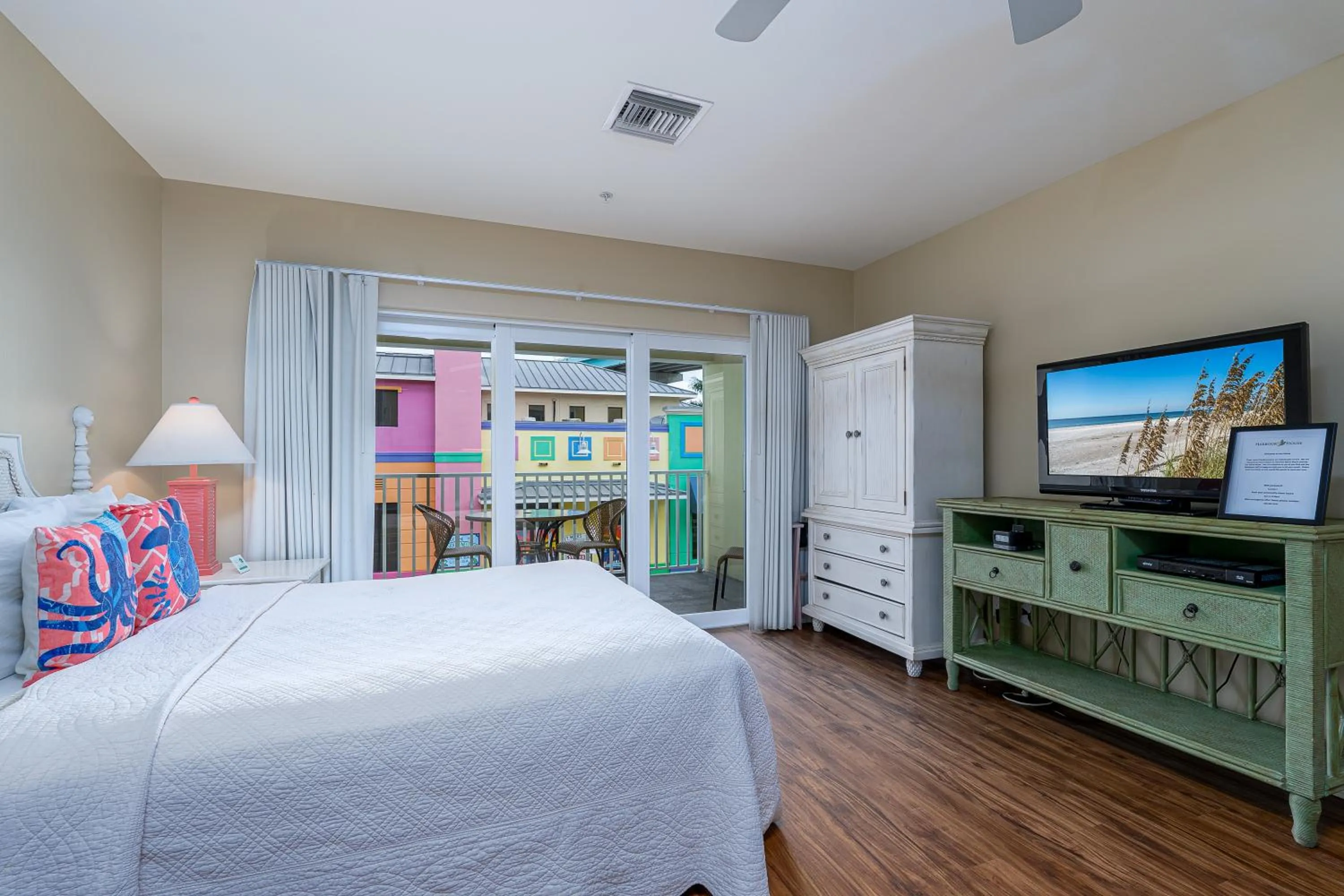 Bed in Harbour House at the Inn 208