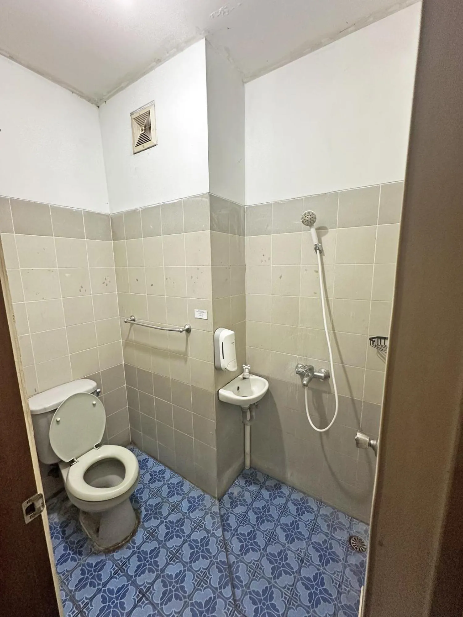 Bathroom in OYO 1608 Feby Maisonatte