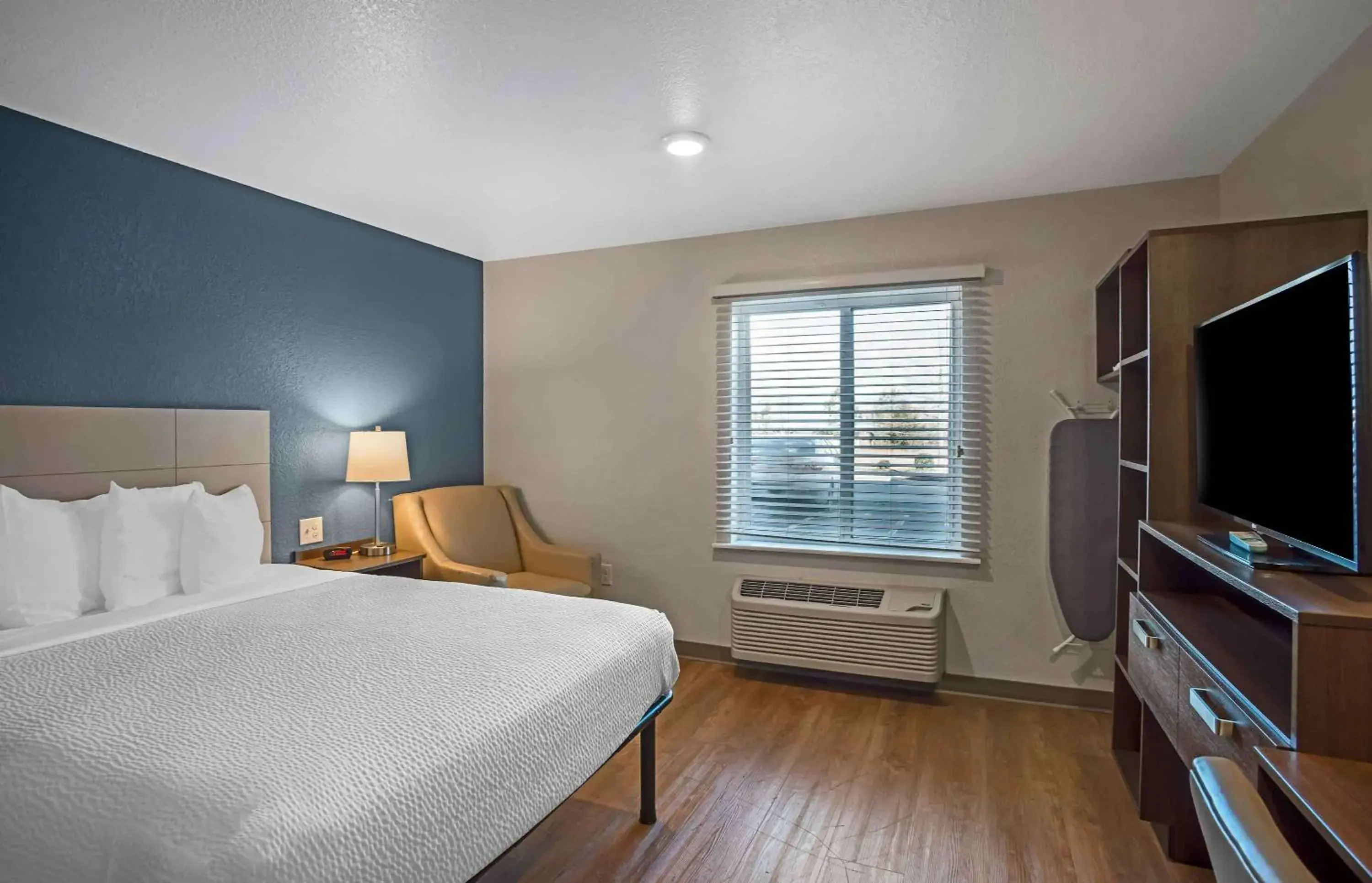 Bedroom, TV/Entertainment Center in Extended Stay America Suites - Charlotte - Northlake