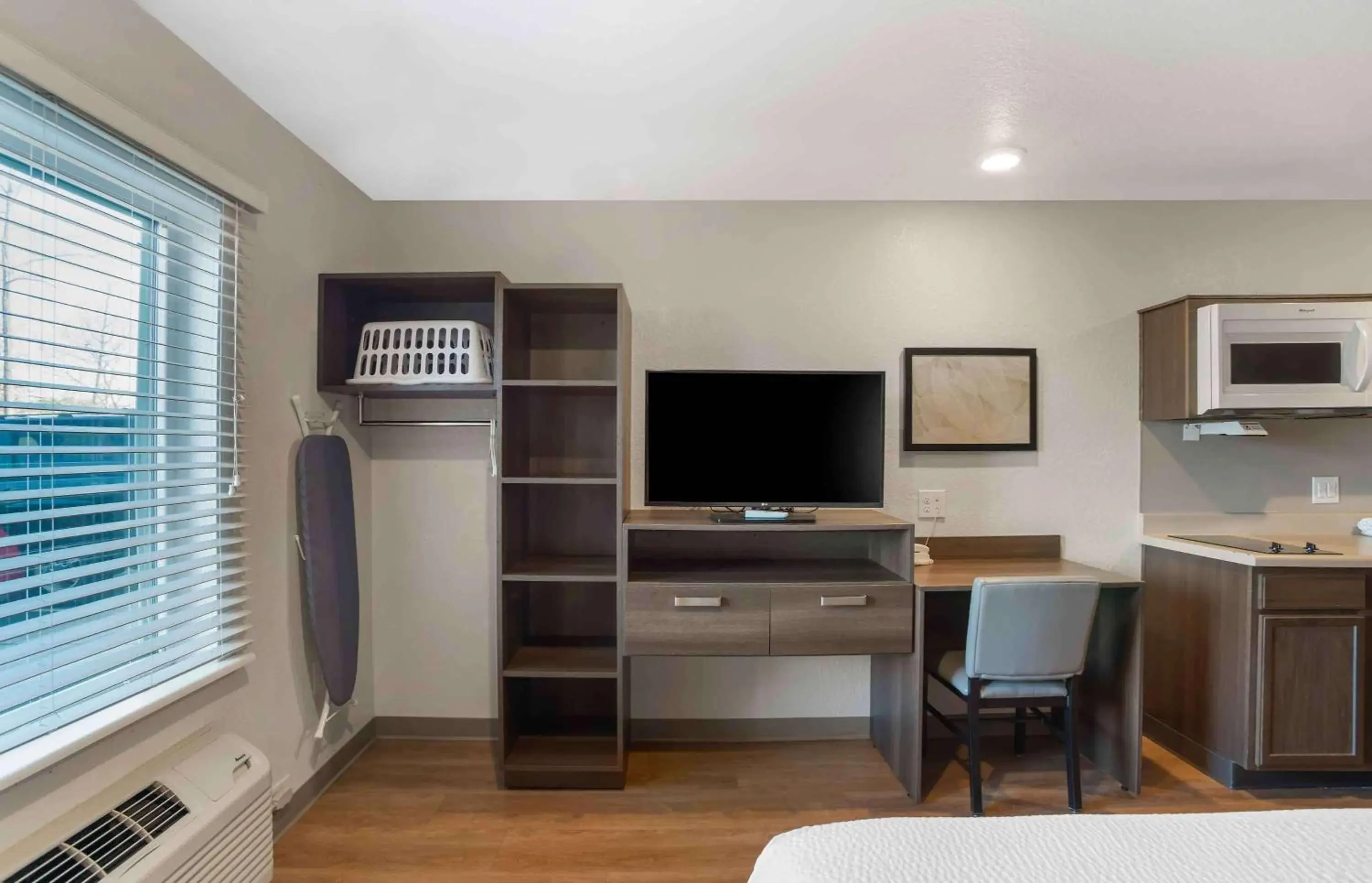 Bedroom, TV/Entertainment Center in Extended Stay America Suites - Charlotte - Northlake