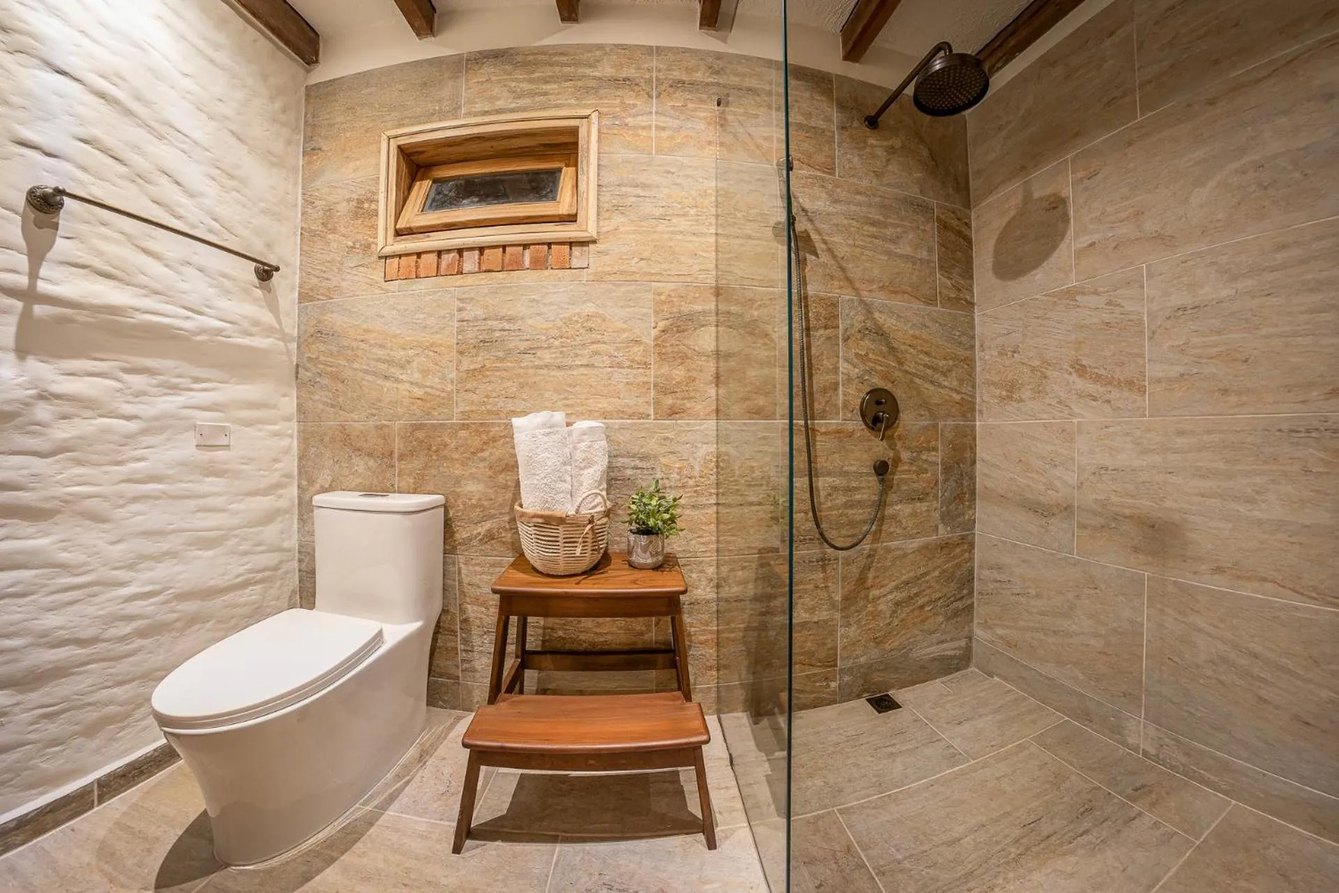 Shower in PETRA SANTA HOTEL BOUTIQUE