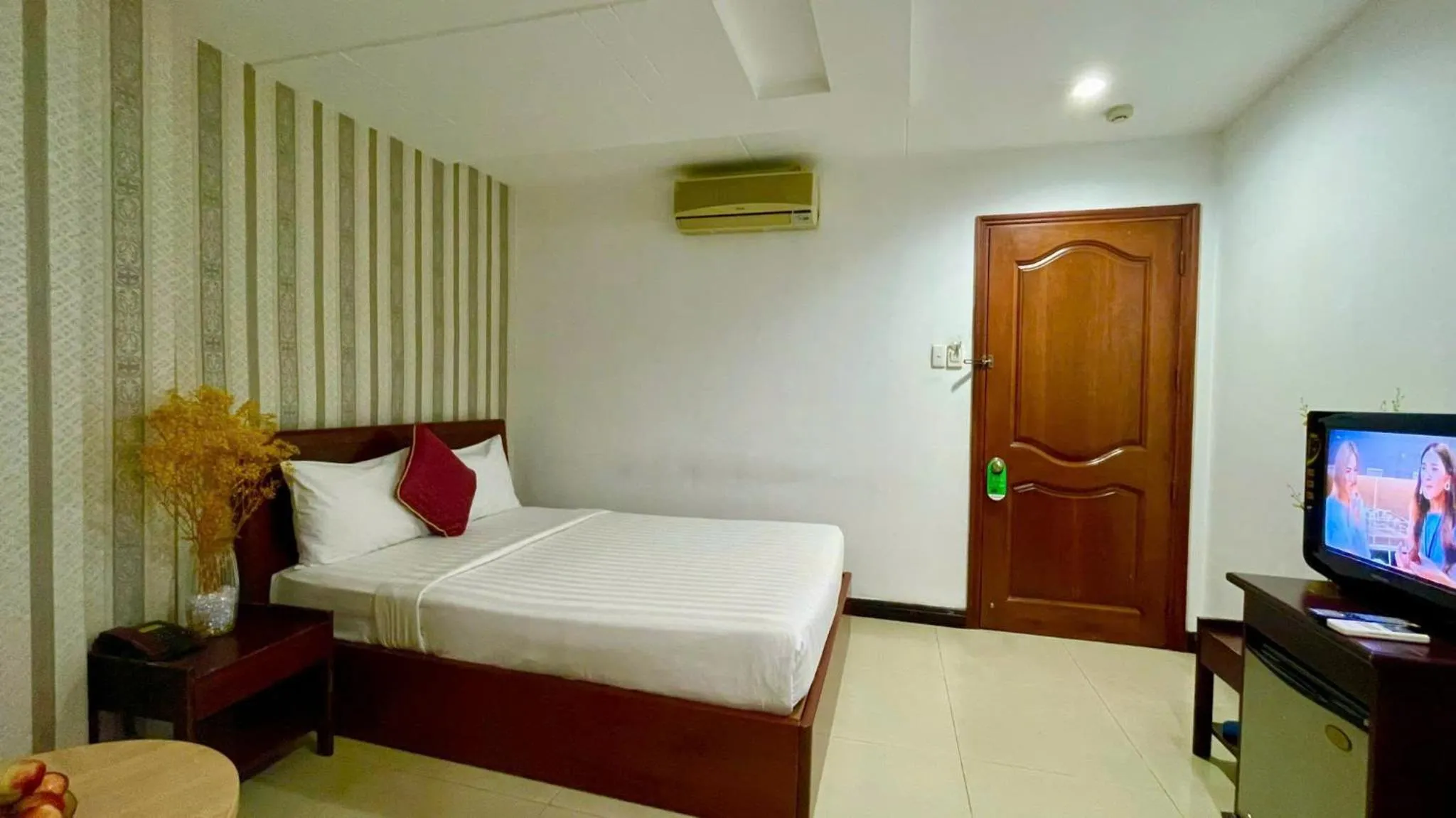 Bedroom, Bed in Gold hotel, Saigon