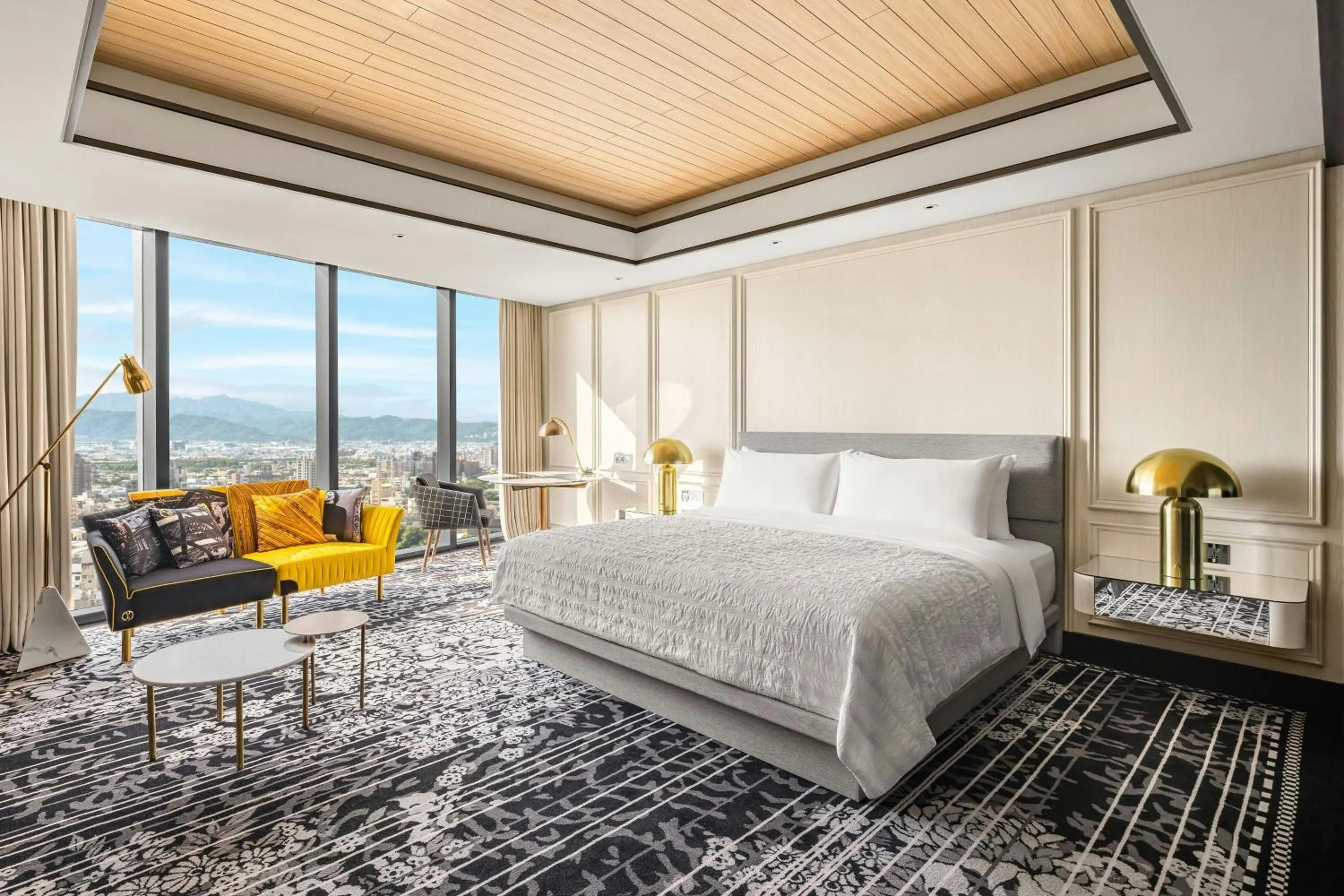 Photo of the whole room, Bed in Le Meridien Taichung