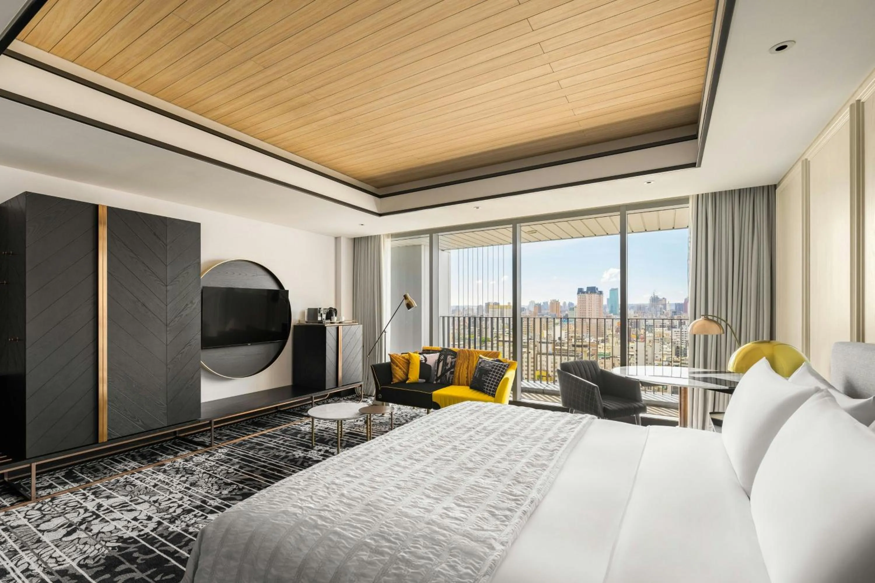 Photo of the whole room, Bed in Le Meridien Taichung