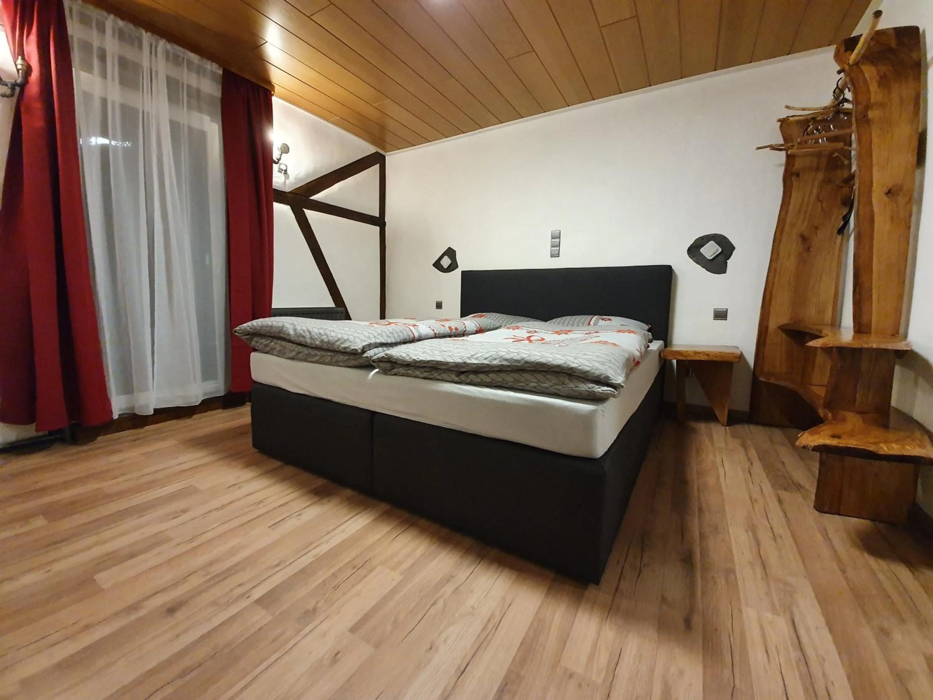 Photo of the whole room, Bed in Gasthaus Pension Schumbert