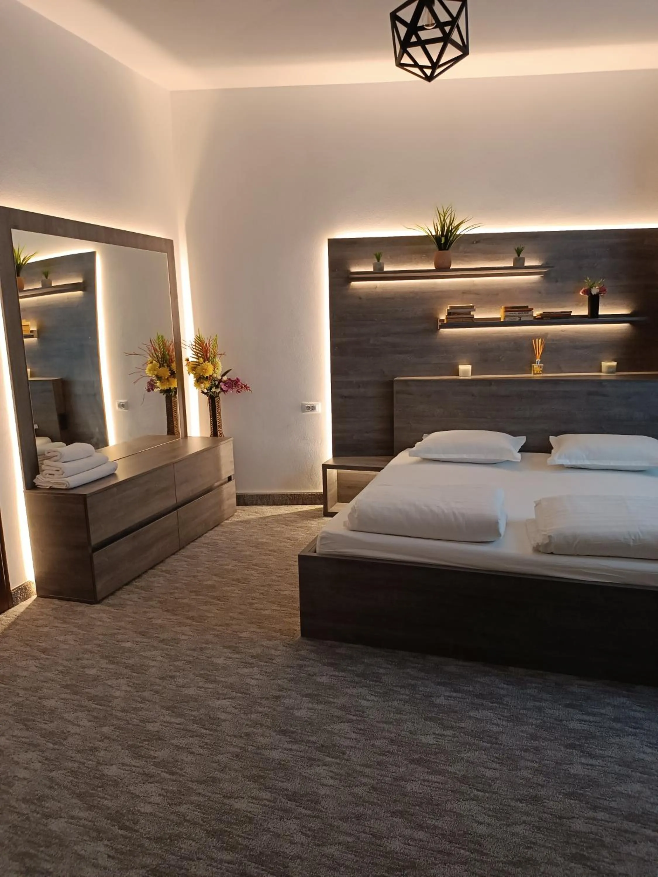 Bedroom, Bed in Apartament ultracentral