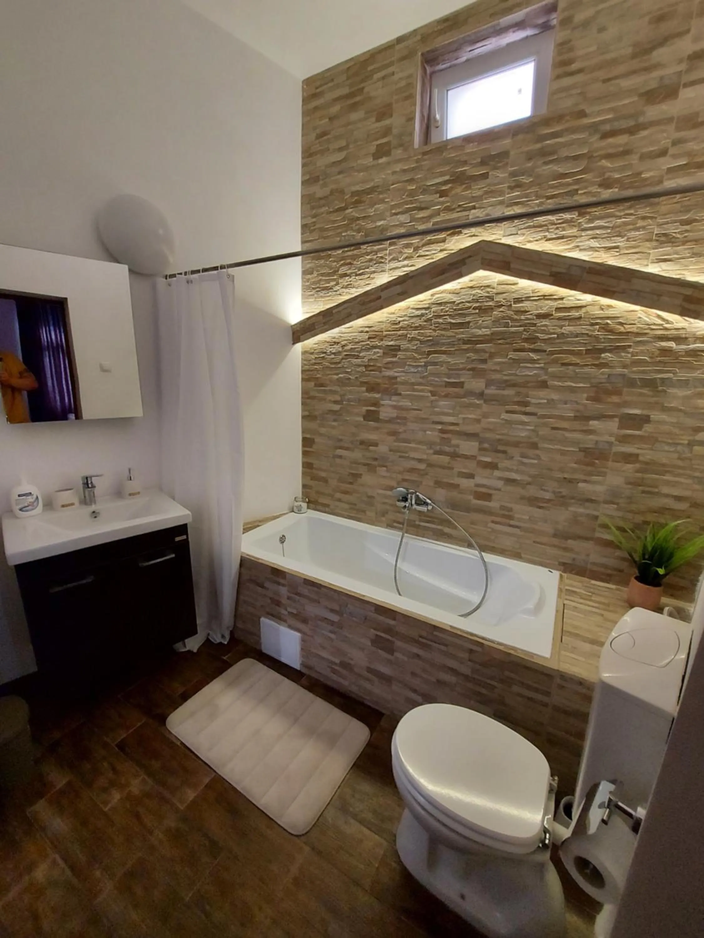 Toilet in Apartament ultracentral