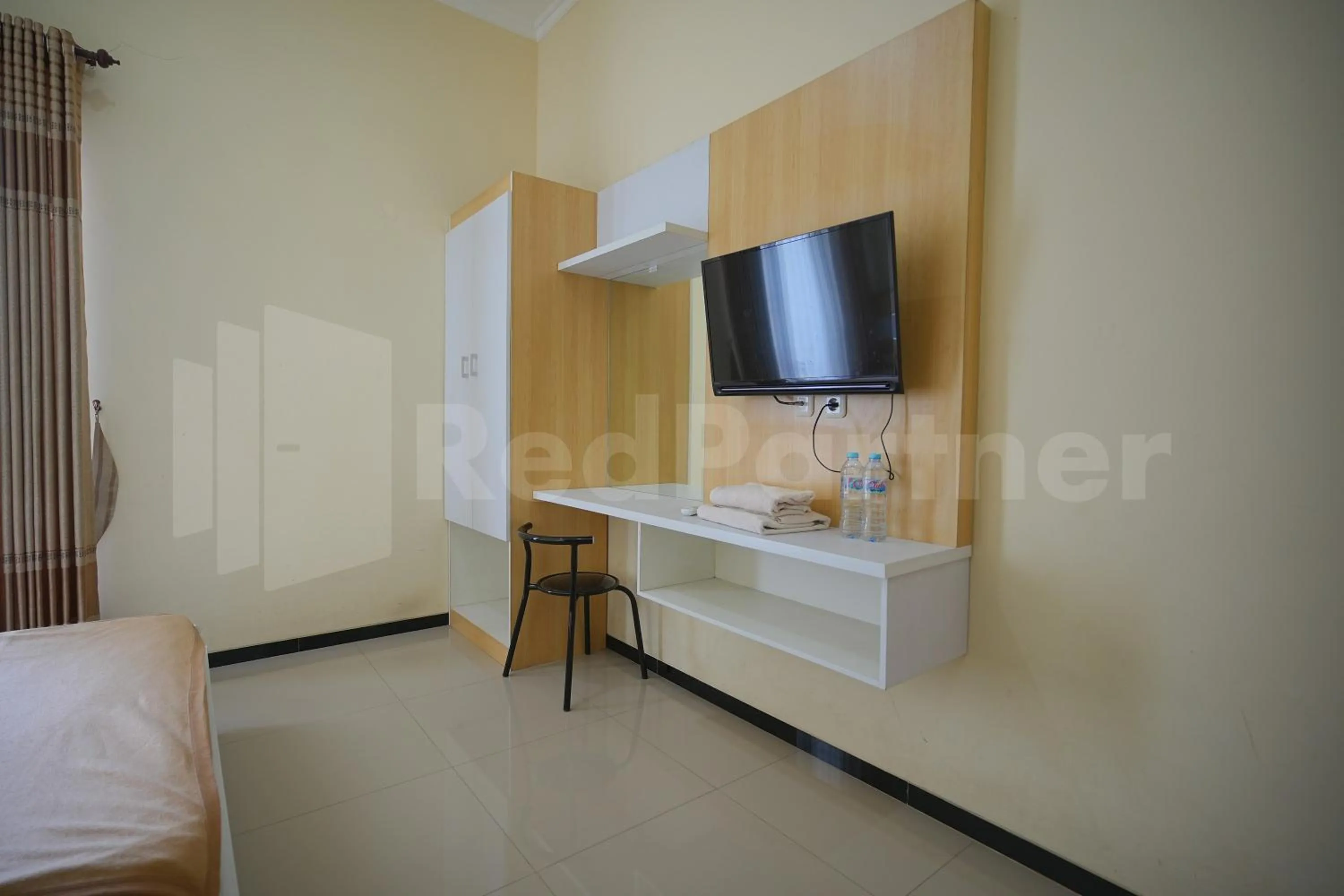 Bedroom, Bed in One & Quin Guest House Syariah Mitra RedDoorz