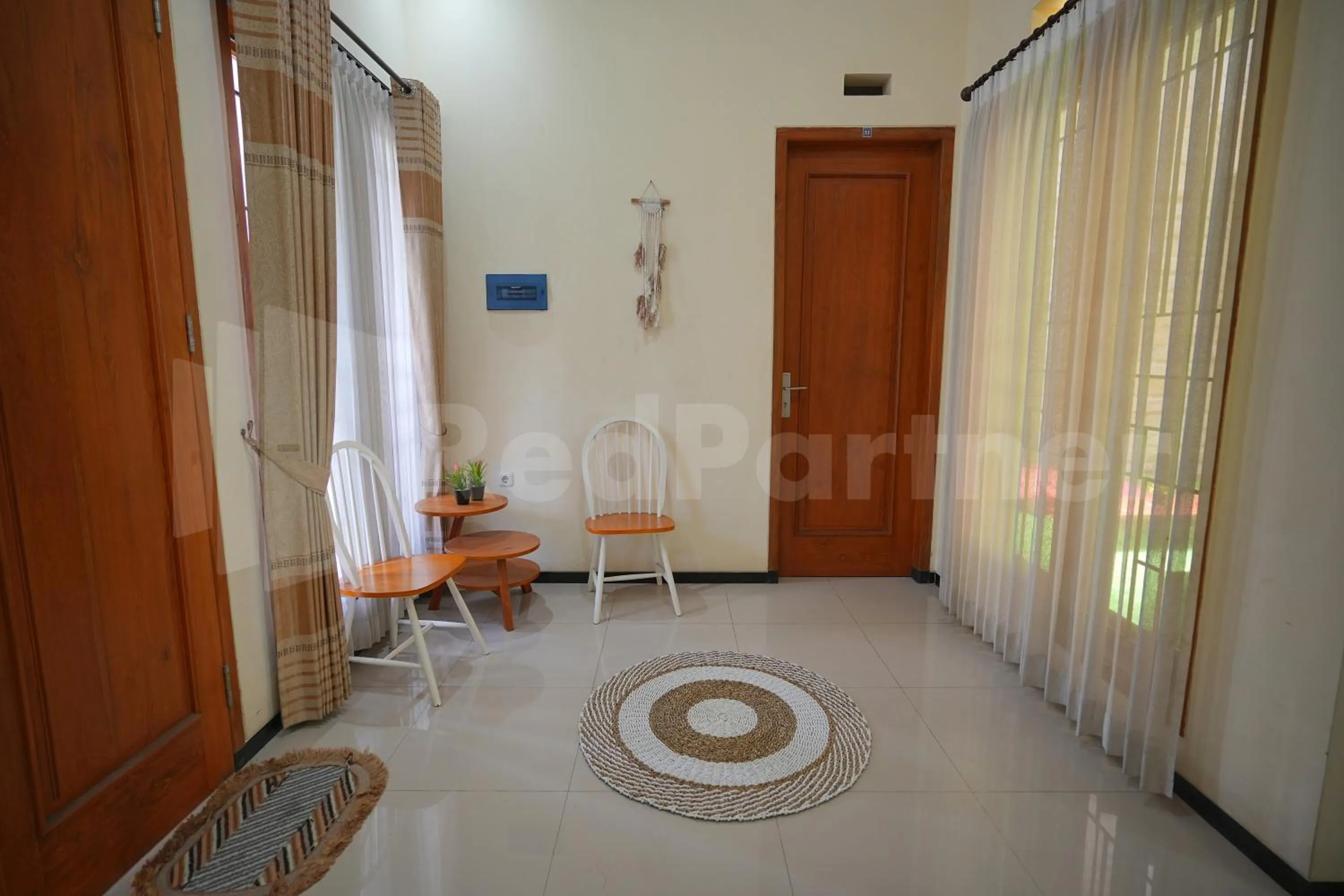 Seating area in One & Quin Guest House Syariah Mitra RedDoorz