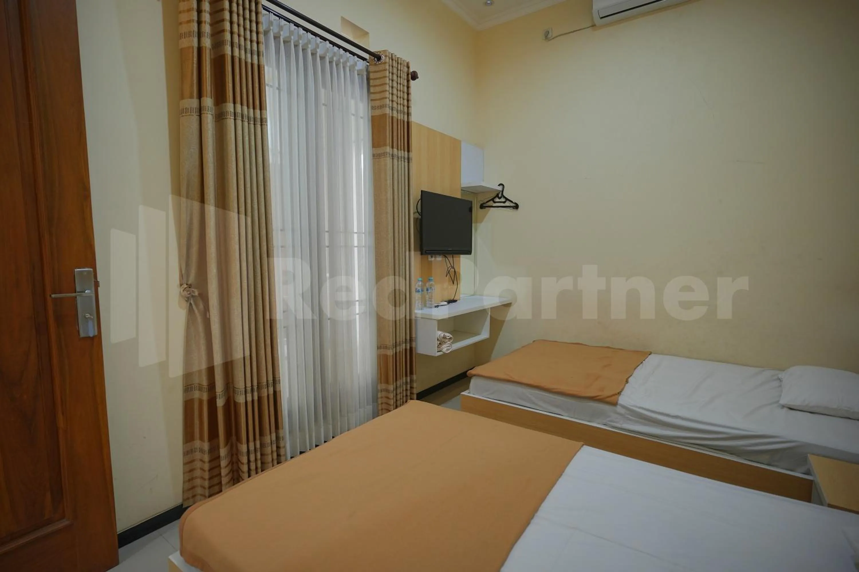 Bedroom, Bed in One & Quin Guest House Syariah Mitra RedDoorz