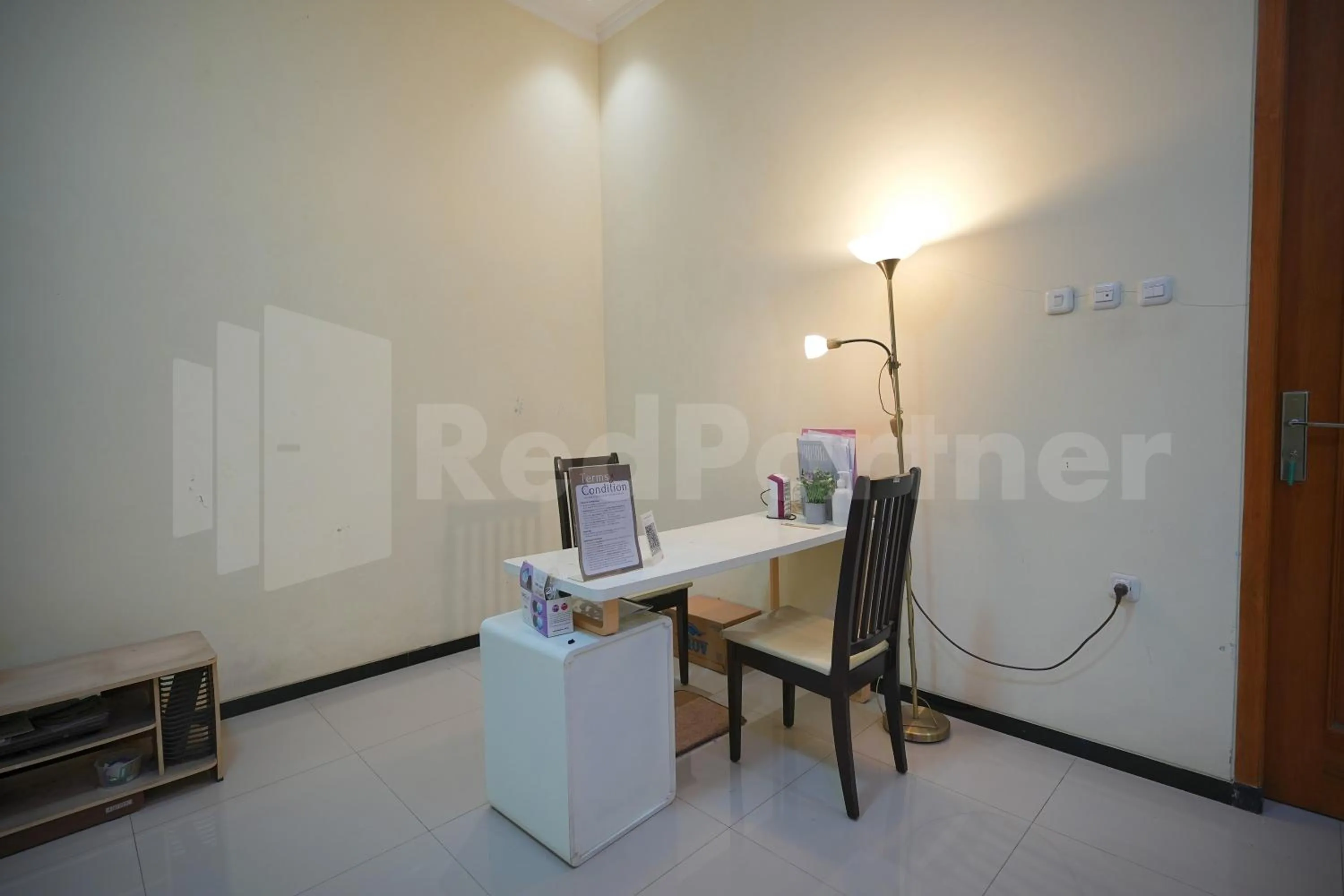 Lobby or reception in One & Quin Guest House Syariah Mitra RedDoorz