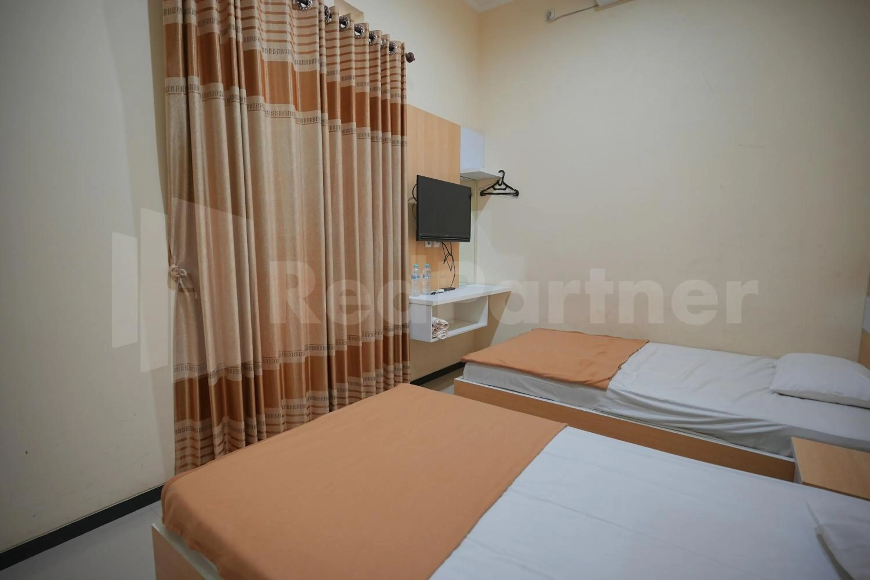 Bedroom, Bed in One & Quin Guest House Syariah Mitra RedDoorz