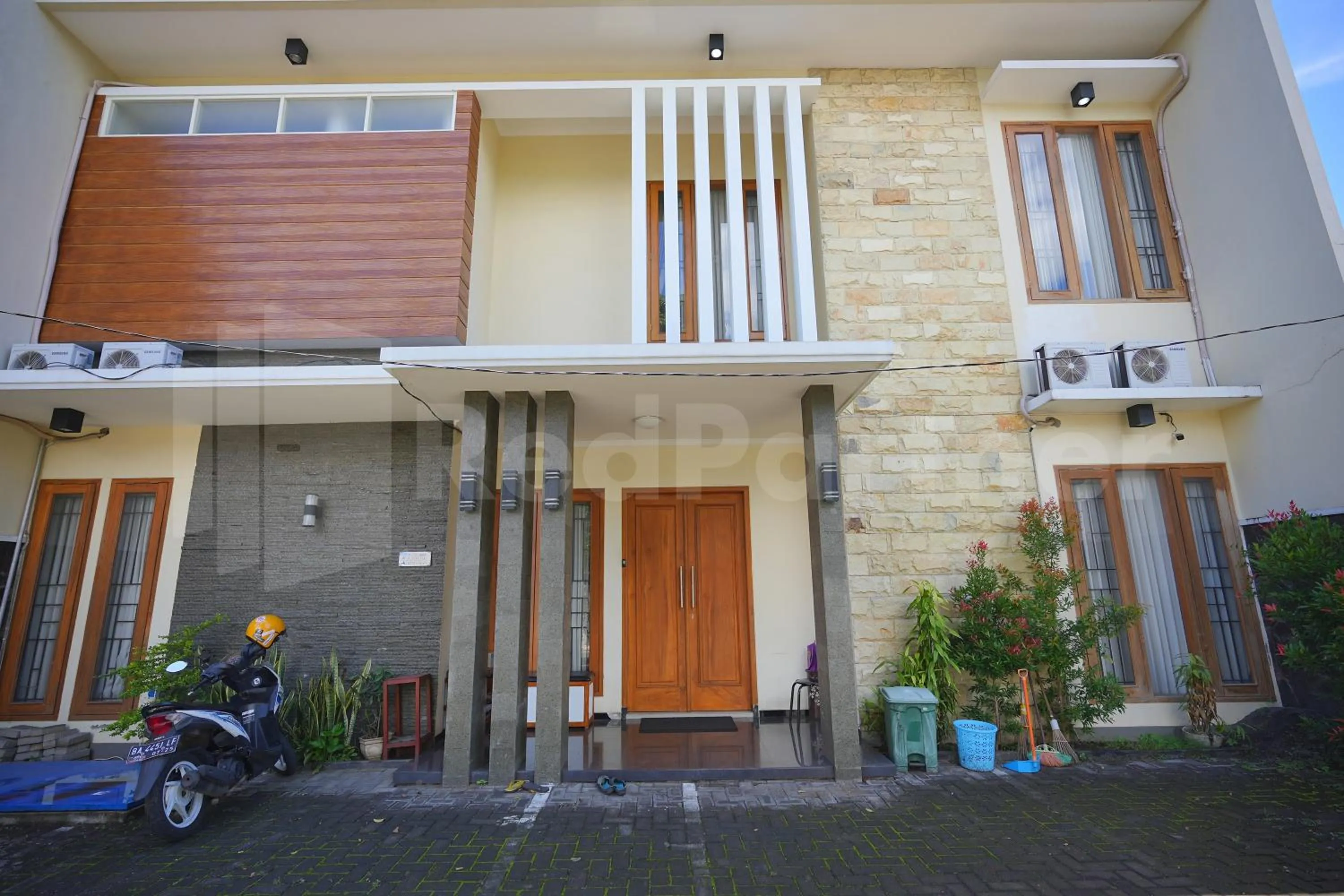 Property building in One & Quin Guest House Syariah Mitra RedDoorz