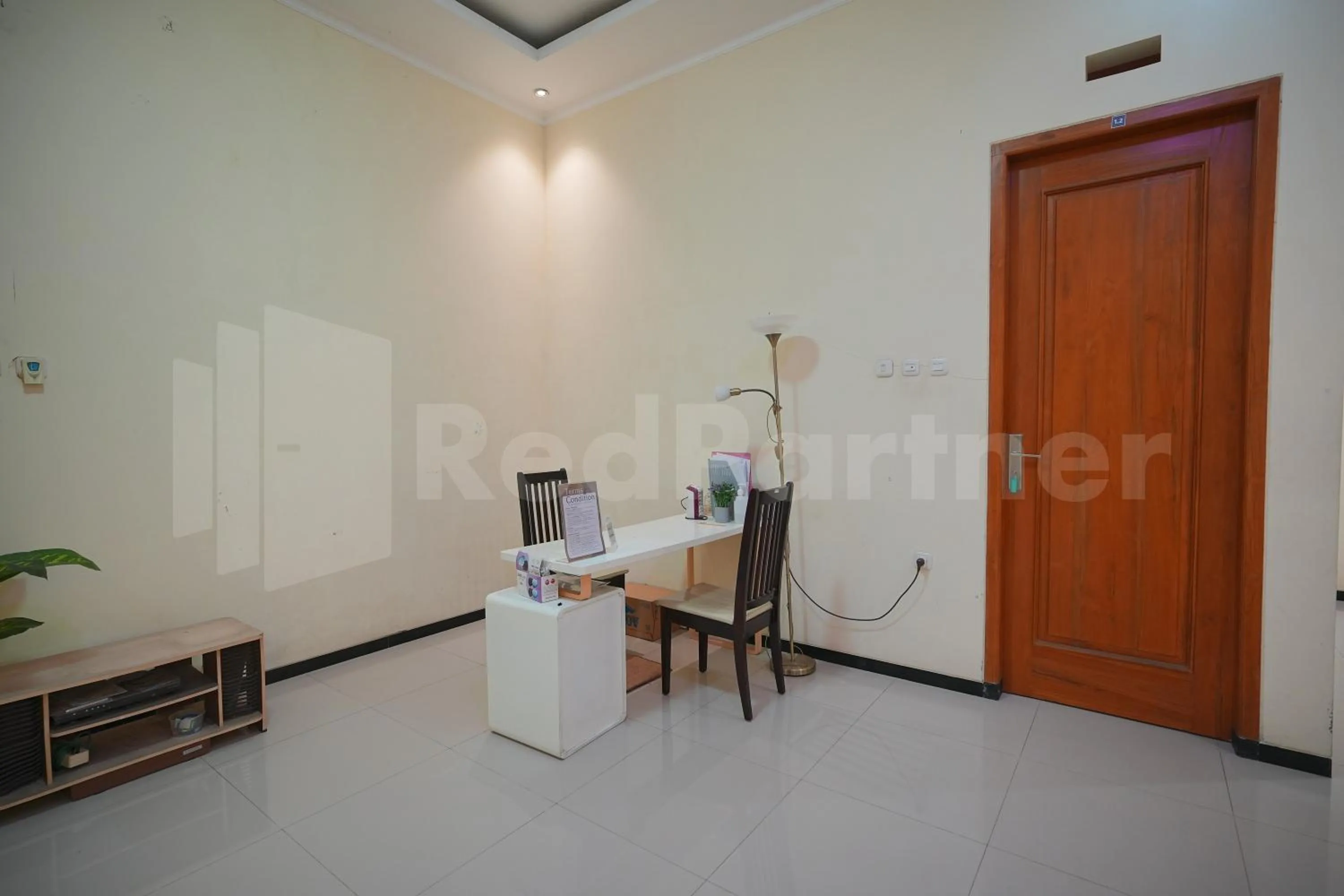 Lobby or reception in One & Quin Guest House Syariah Mitra RedDoorz