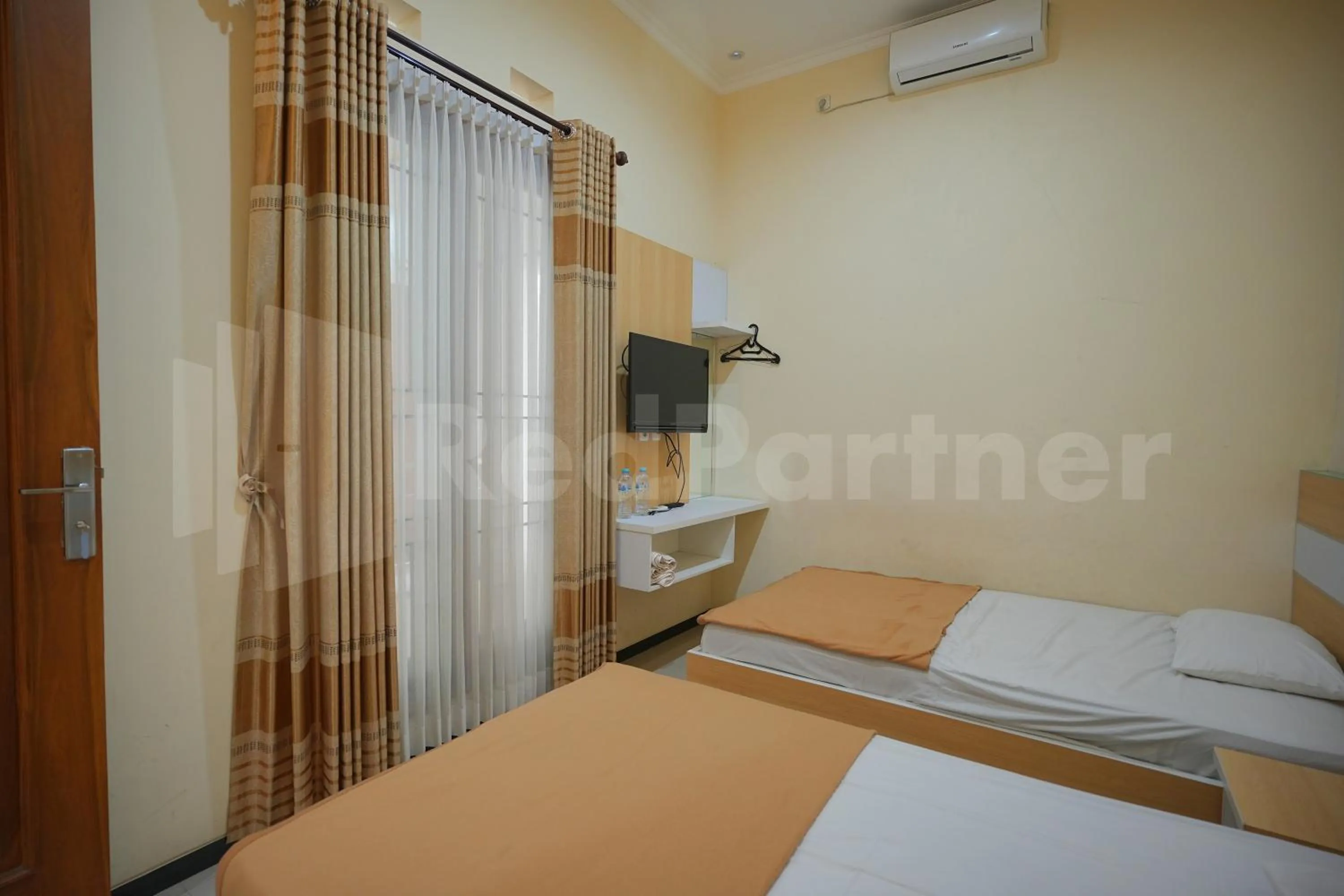 Bedroom, Bed in One & Quin Guest House Syariah Mitra RedDoorz