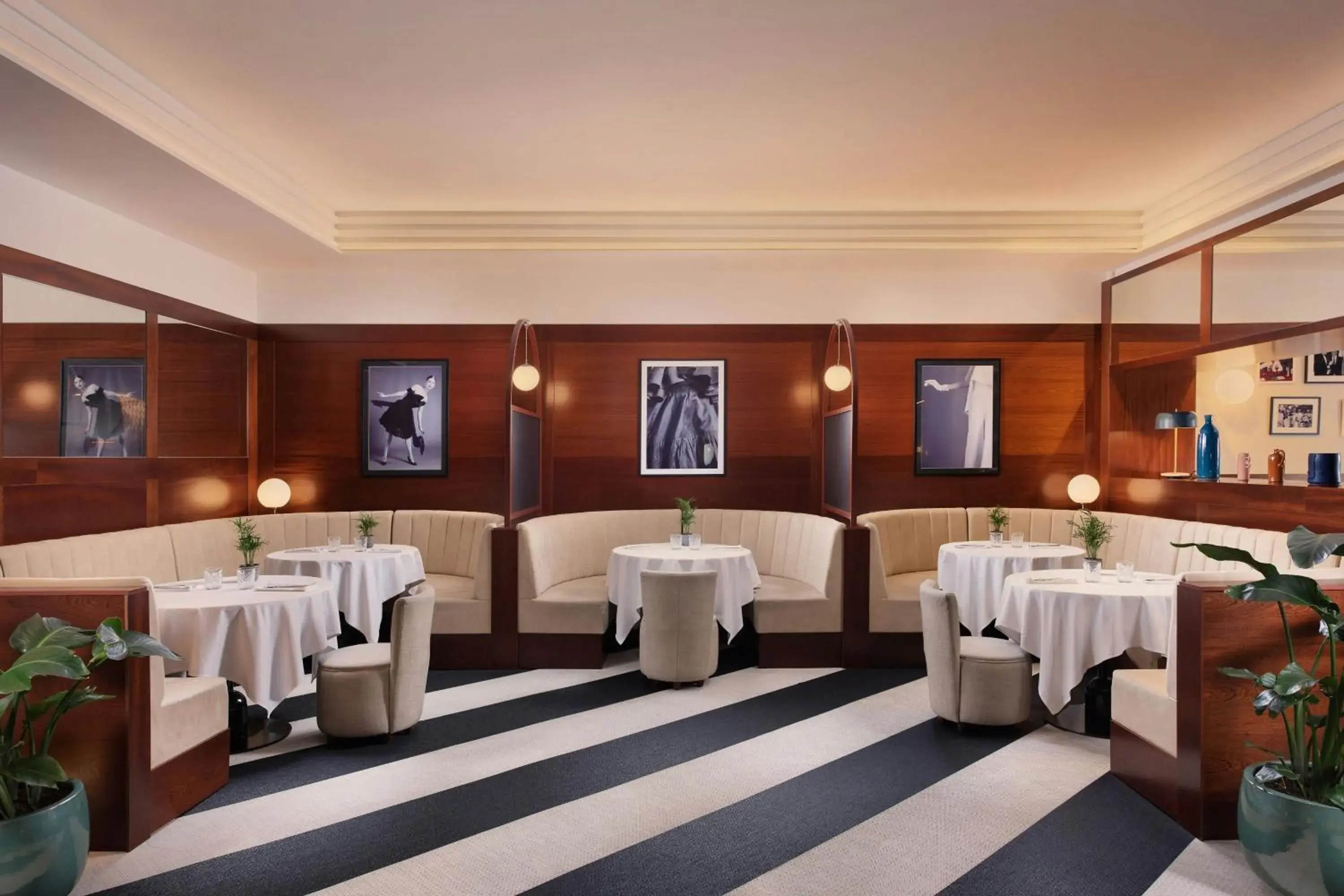 Lounge or bar in Hotel Ercilla de Bilbao, Autograph Collection Lounge or bar in Hotel Ercilla de Bilbao, Autograph Collection