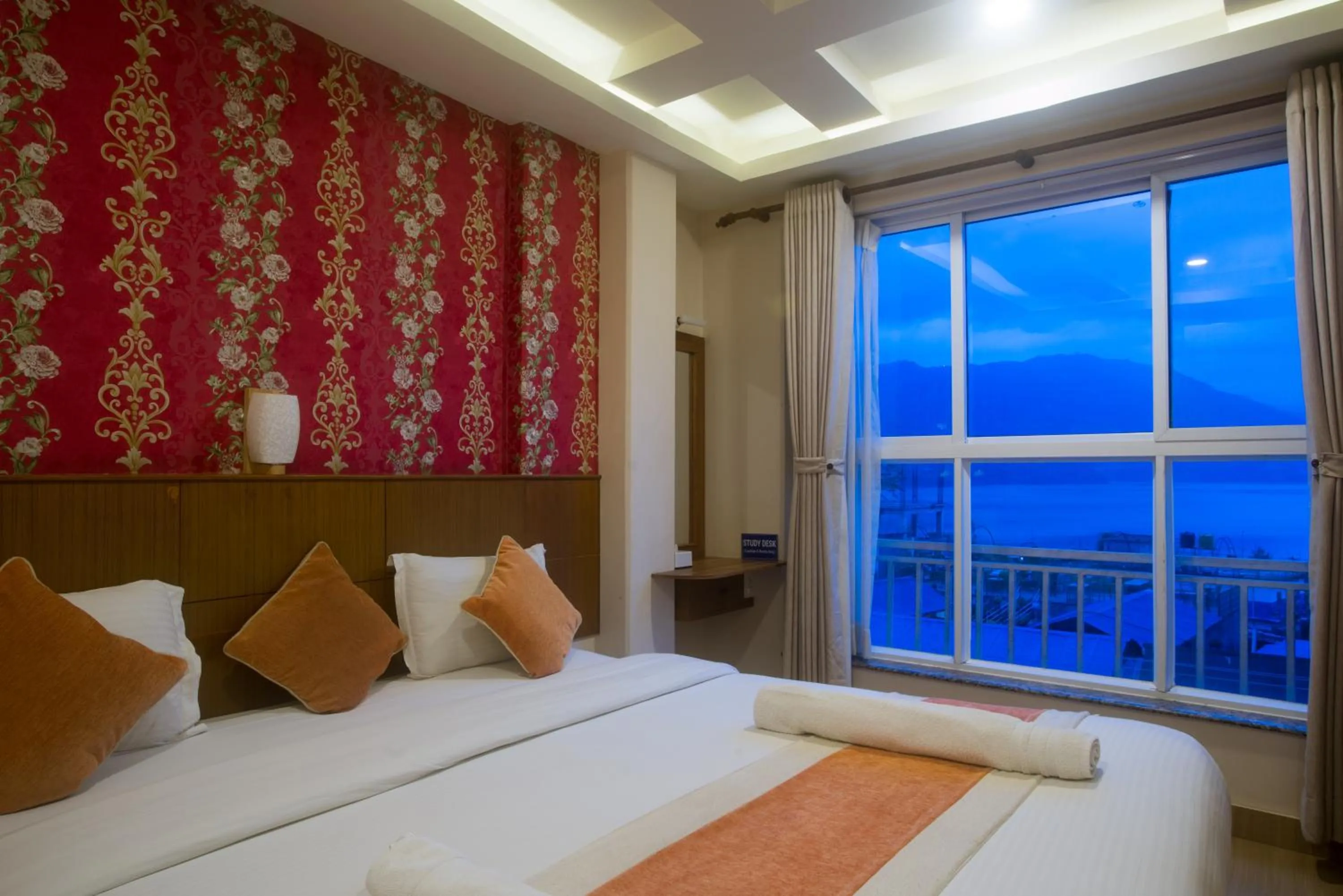 Bedroom, Bed in Hotel Lake Himalaya