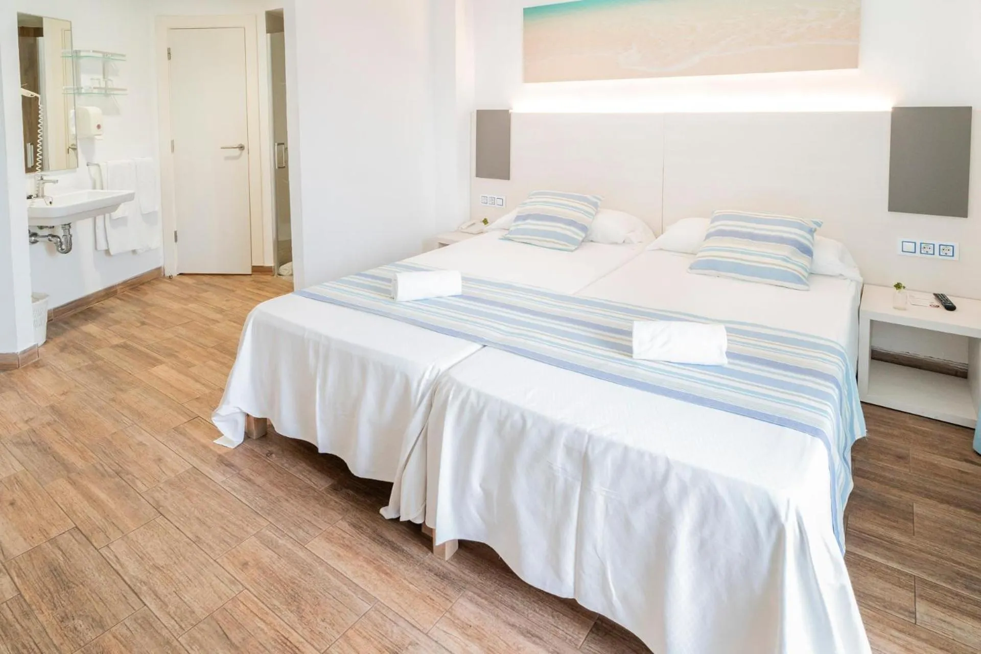 Photo of the whole room, Bed in Hotel Amic Horizonte