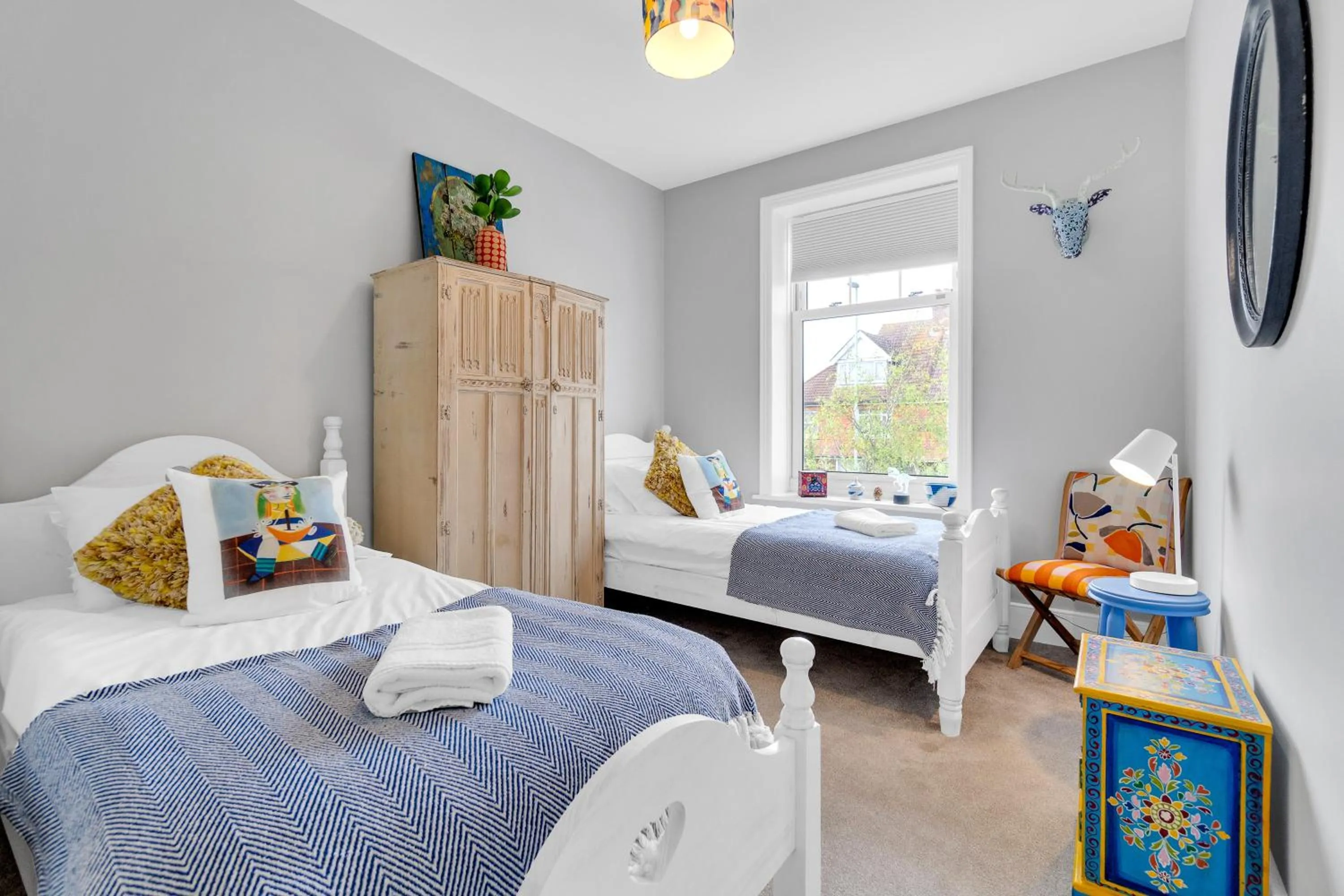 Other, Bed in Poets Apartment with Free Parking By My Getaways