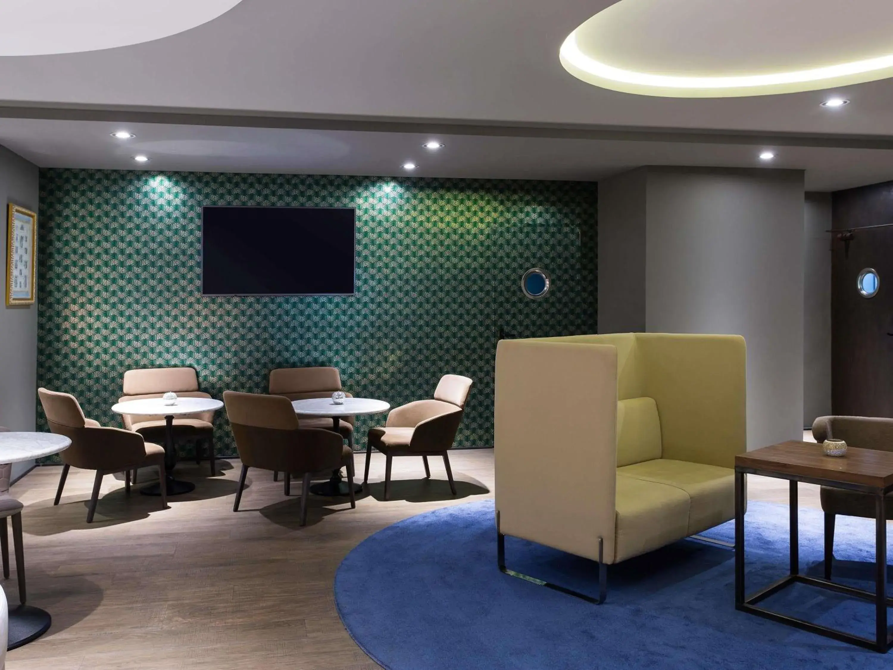 Lounge or bar in Mercure Madrid Centro Lounge or bar in Mercure Madrid Centro
