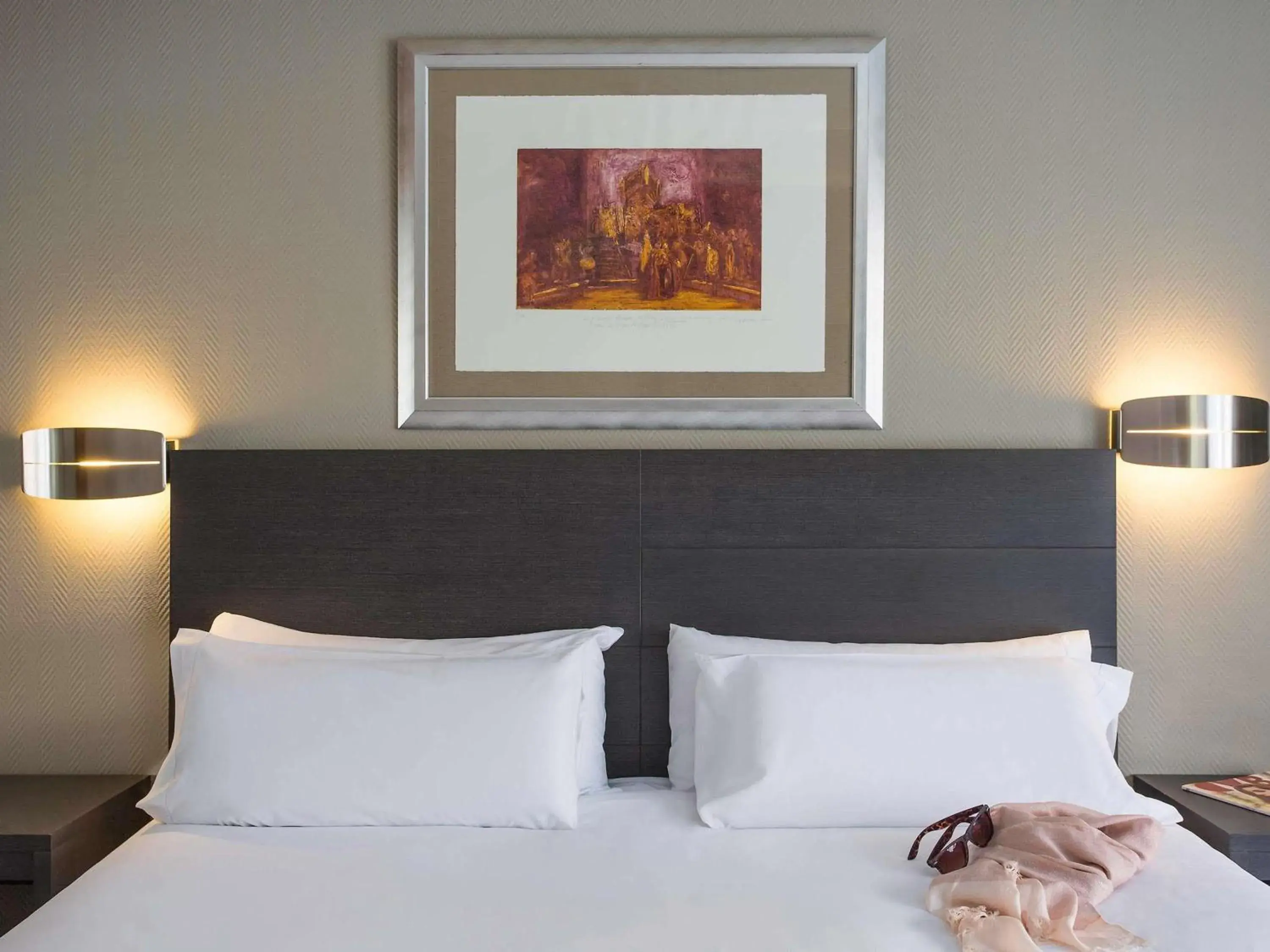 Bedroom, Bed in Mercure Madrid Centro Bedroom, Bed in Mercure Madrid Centro