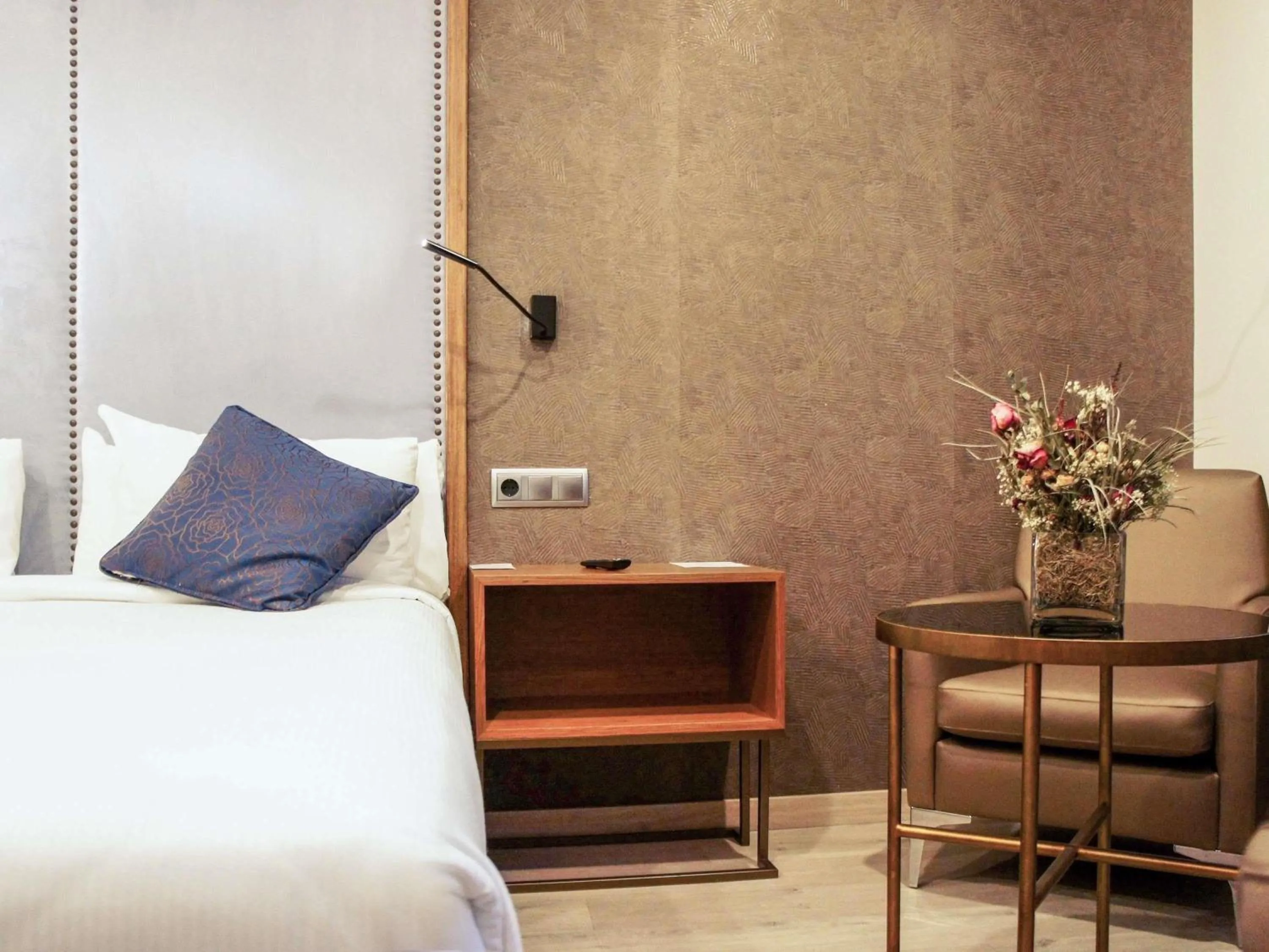 Bedroom, Bed in Mercure Madrid Centro