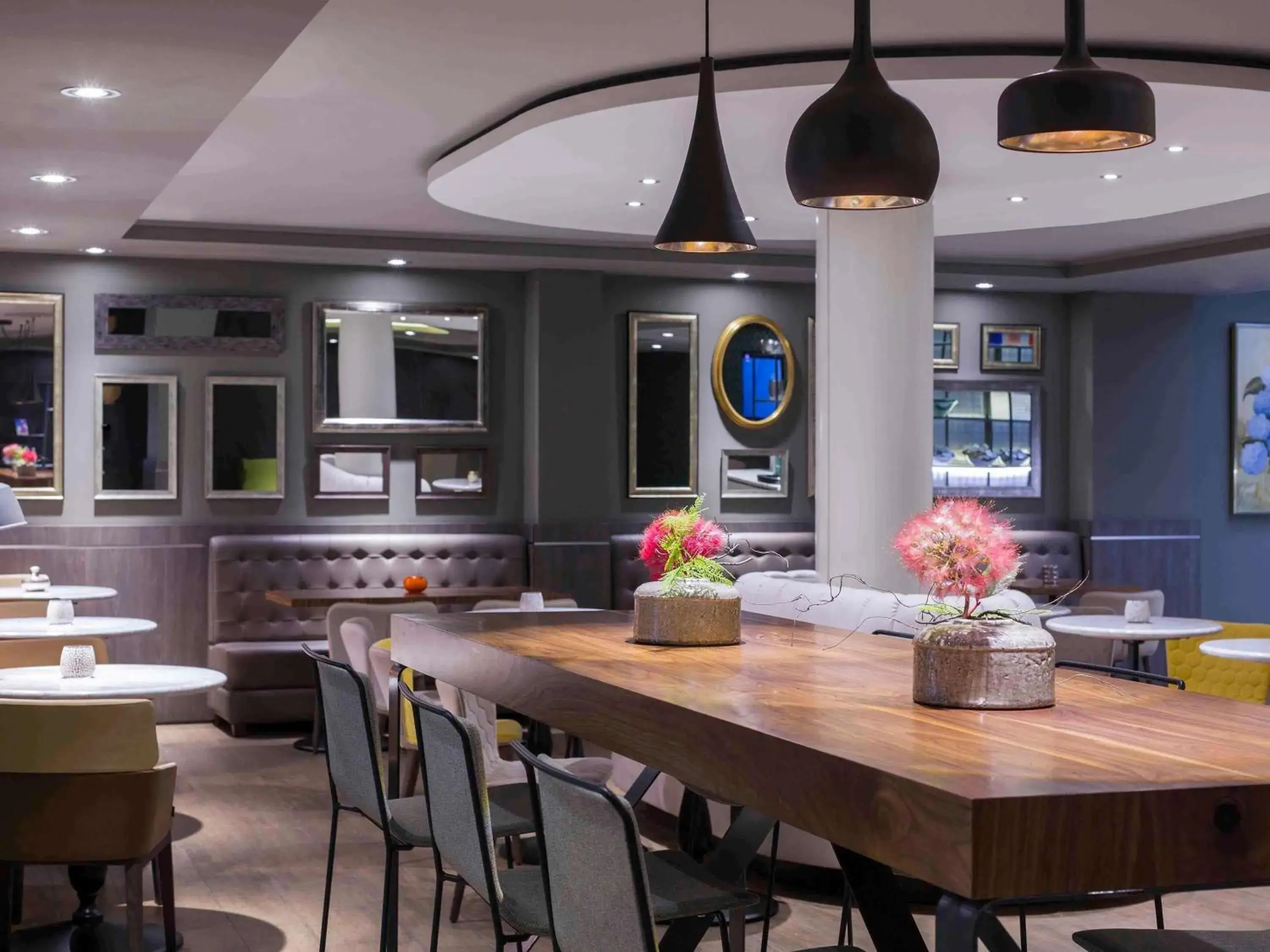 Lounge or bar in Mercure Madrid Centro Lounge or bar in Mercure Madrid Centro