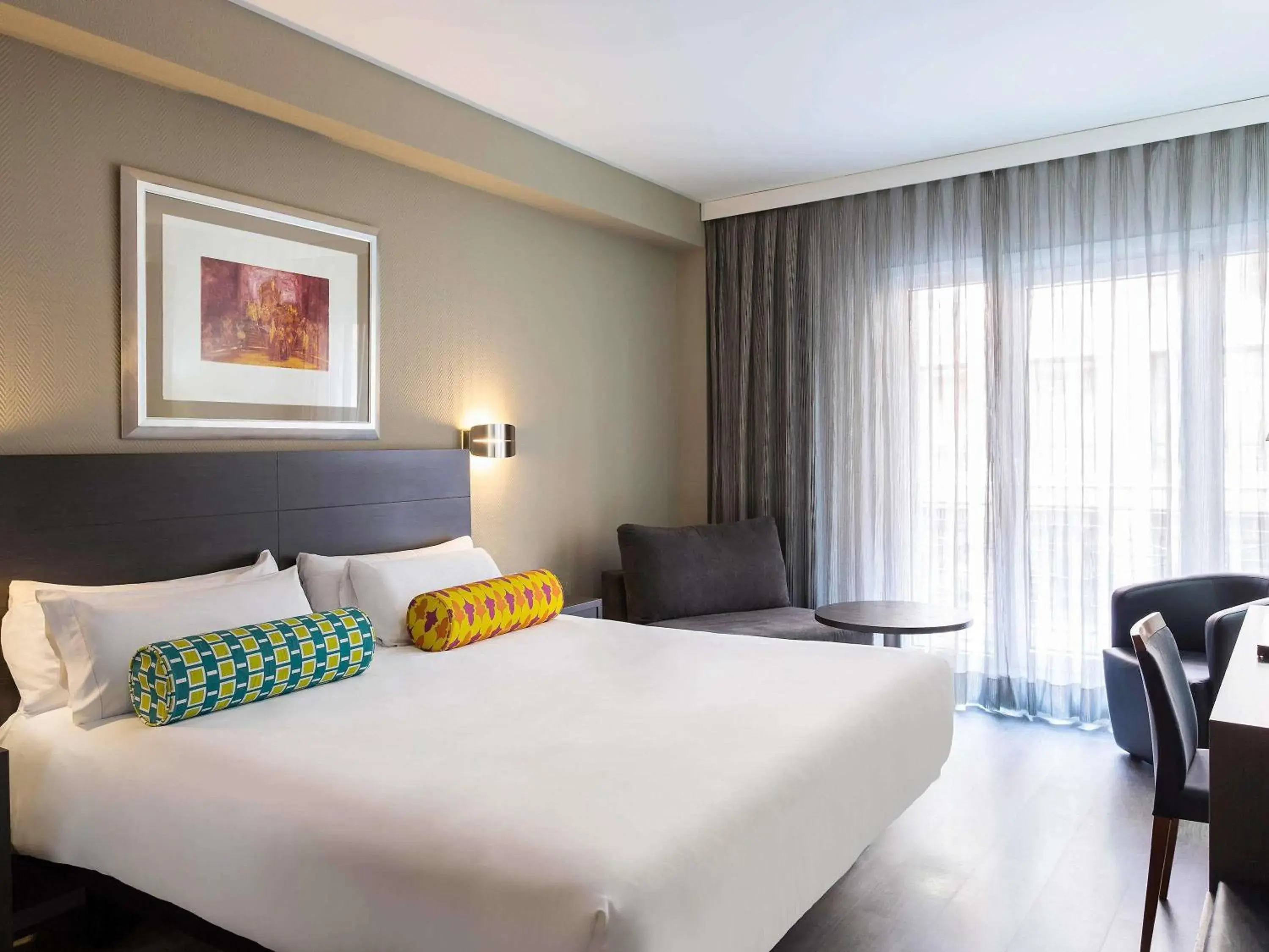 Property building, Bed in Mercure Madrid Centro Property building, Bed in Mercure Madrid Centro