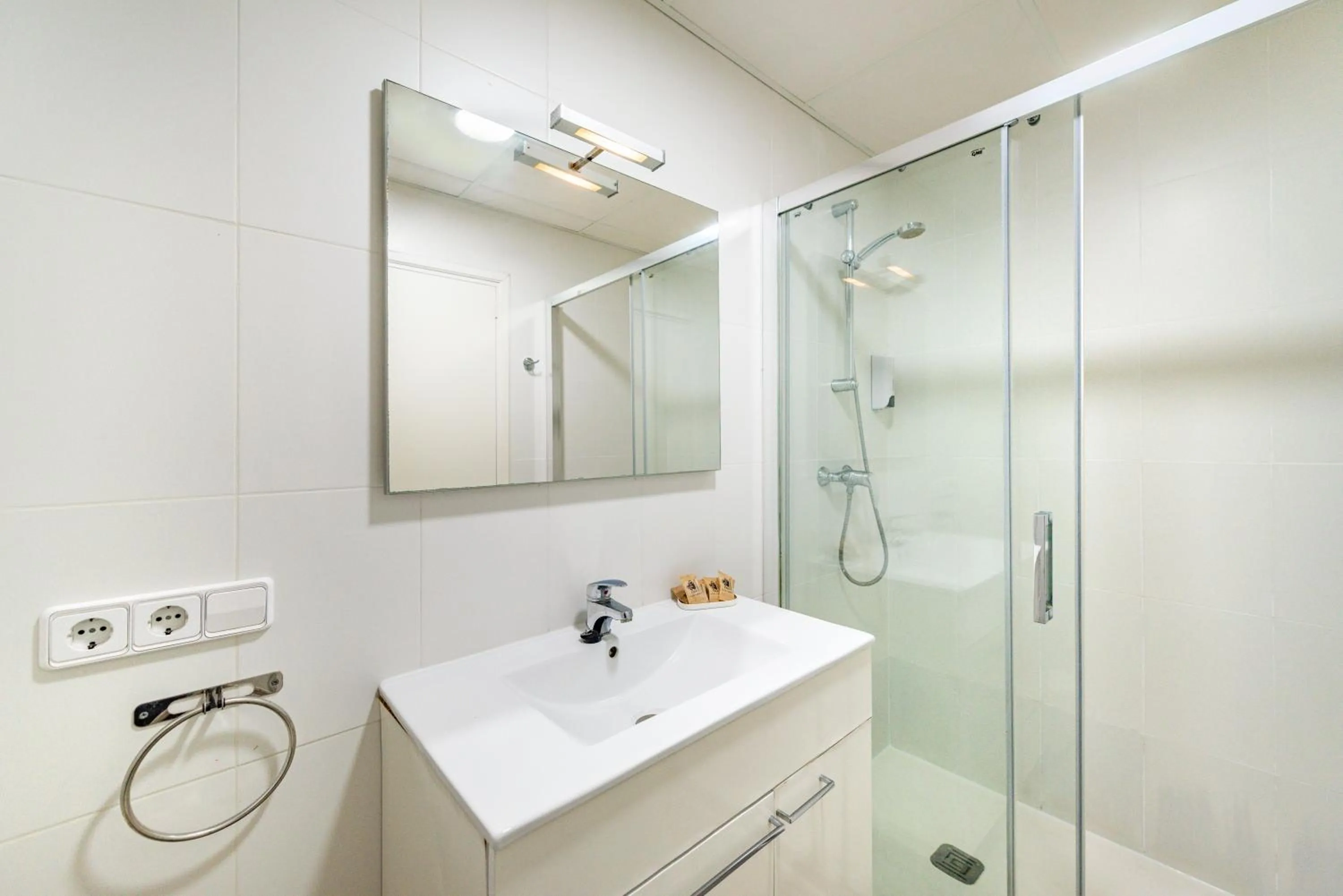 Shower in Apartamentos Falcó